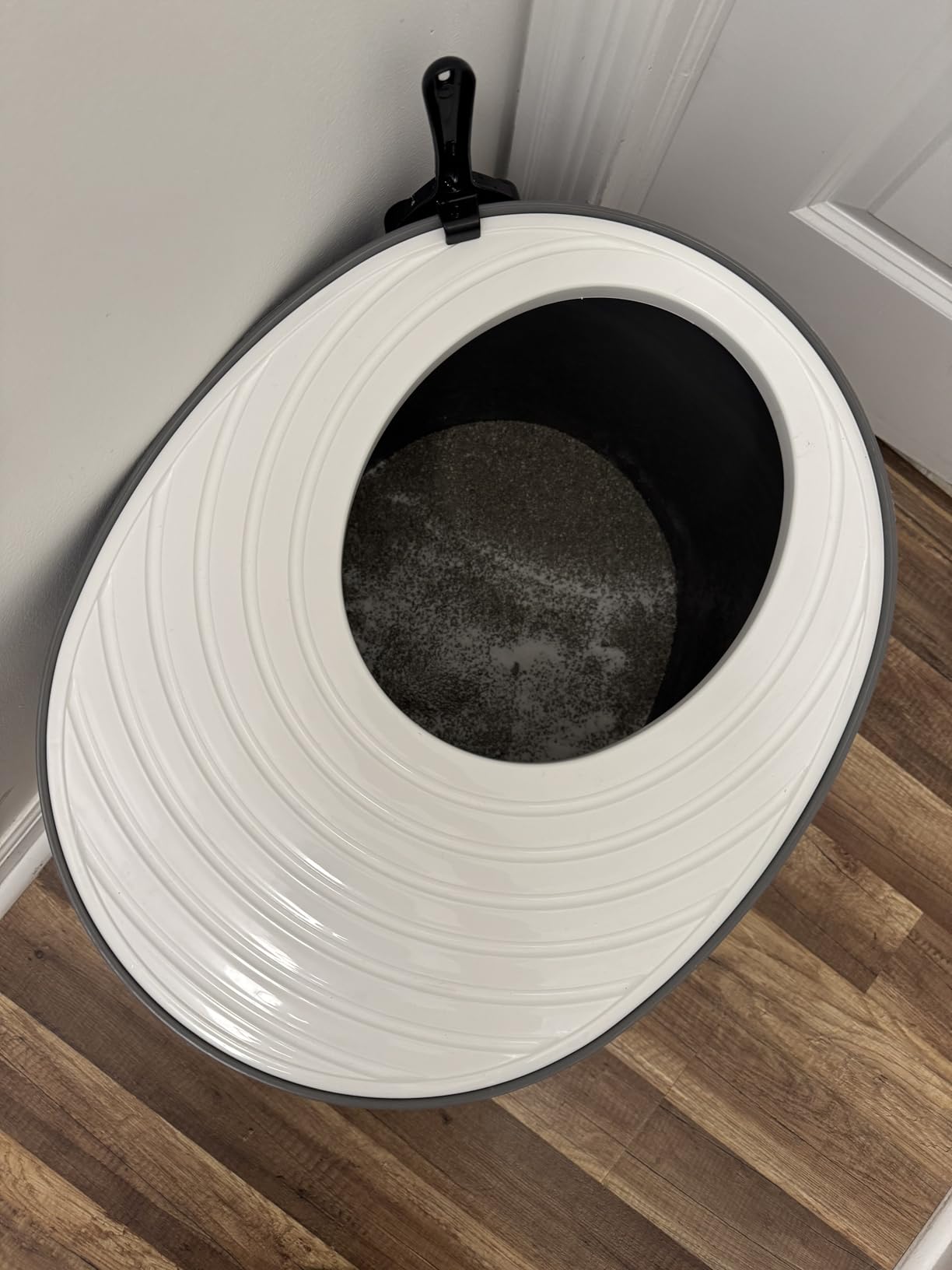 IRIS USA Cat Litter Box Large Top Entry with Lid Enclosed Covered Hooded Design Litter Catching Scatter Shield Pan Dog Proof Pet Proof Scoop Included Odor Control for Indoor Cats Kittens Beige/White customer photo 1