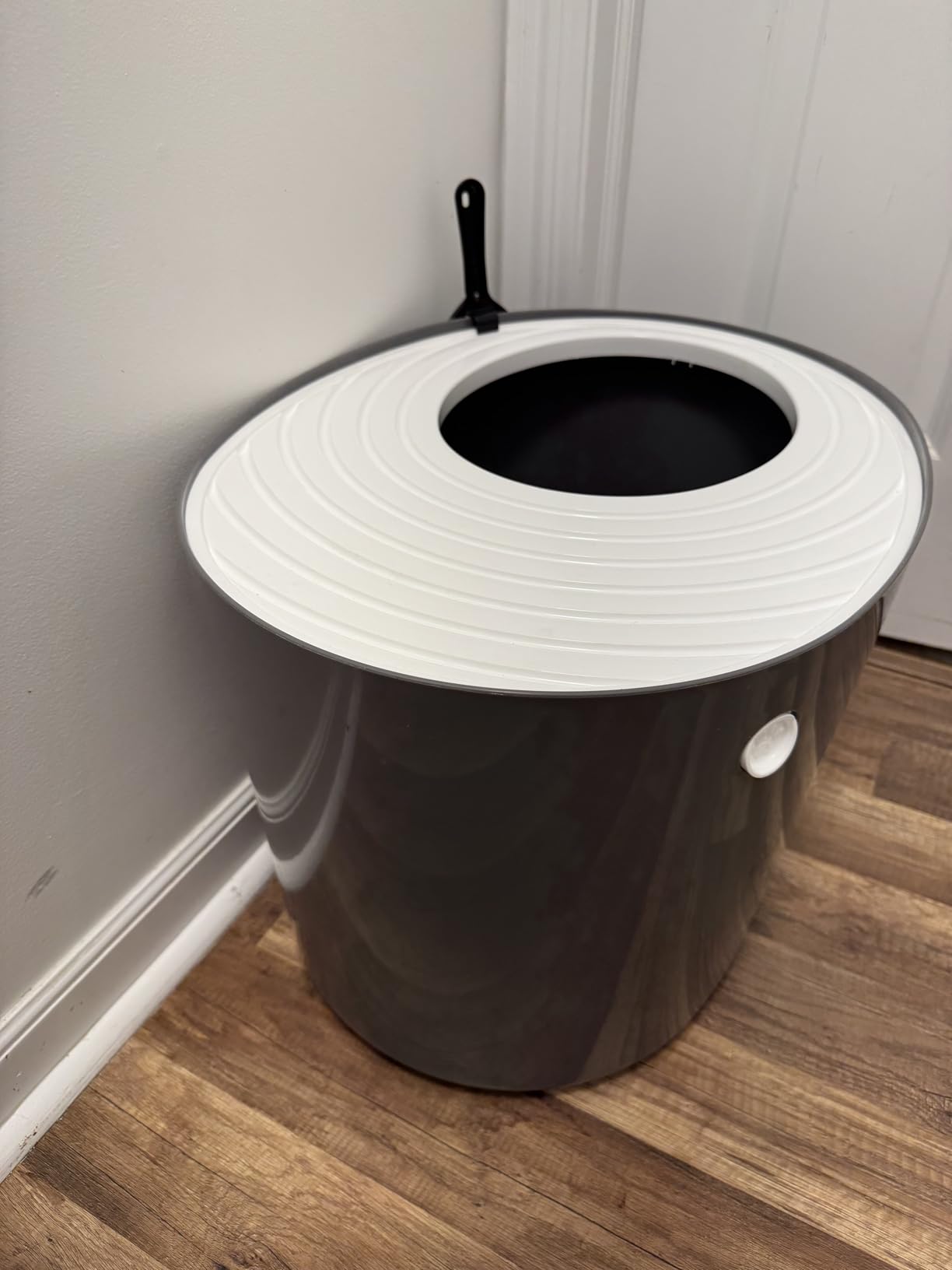 IRIS USA Cat Litter Box Large Top Entry with Lid Enclosed Covered Hooded Design Litter Catching Scatter Shield Pan Dog Proof Pet Proof Scoop Included Odor Control for Indoor Cats Kittens Beige/White customer photo 2