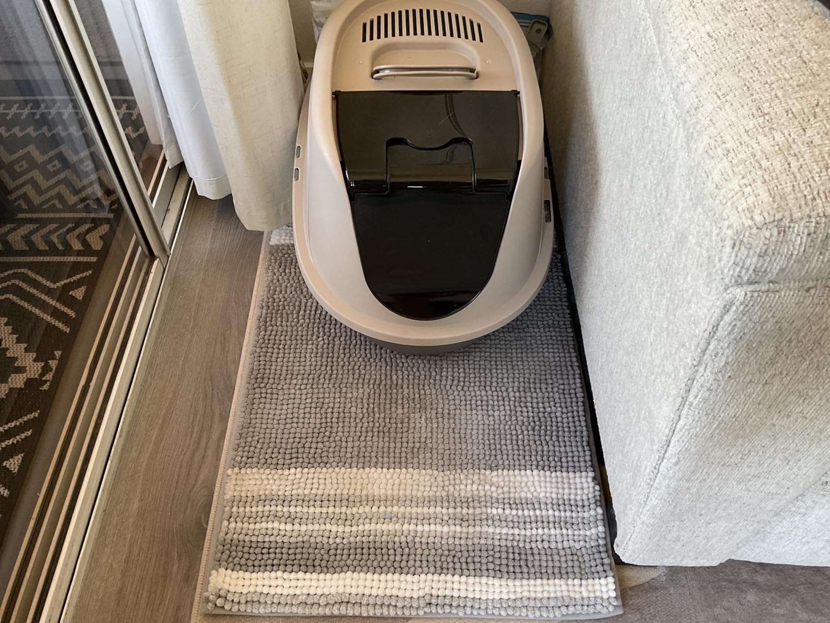 Amazon Basics No-Mess Hooded Enclosed Cat Litter Box with Odor Control and Swinging Door, Standard, 21