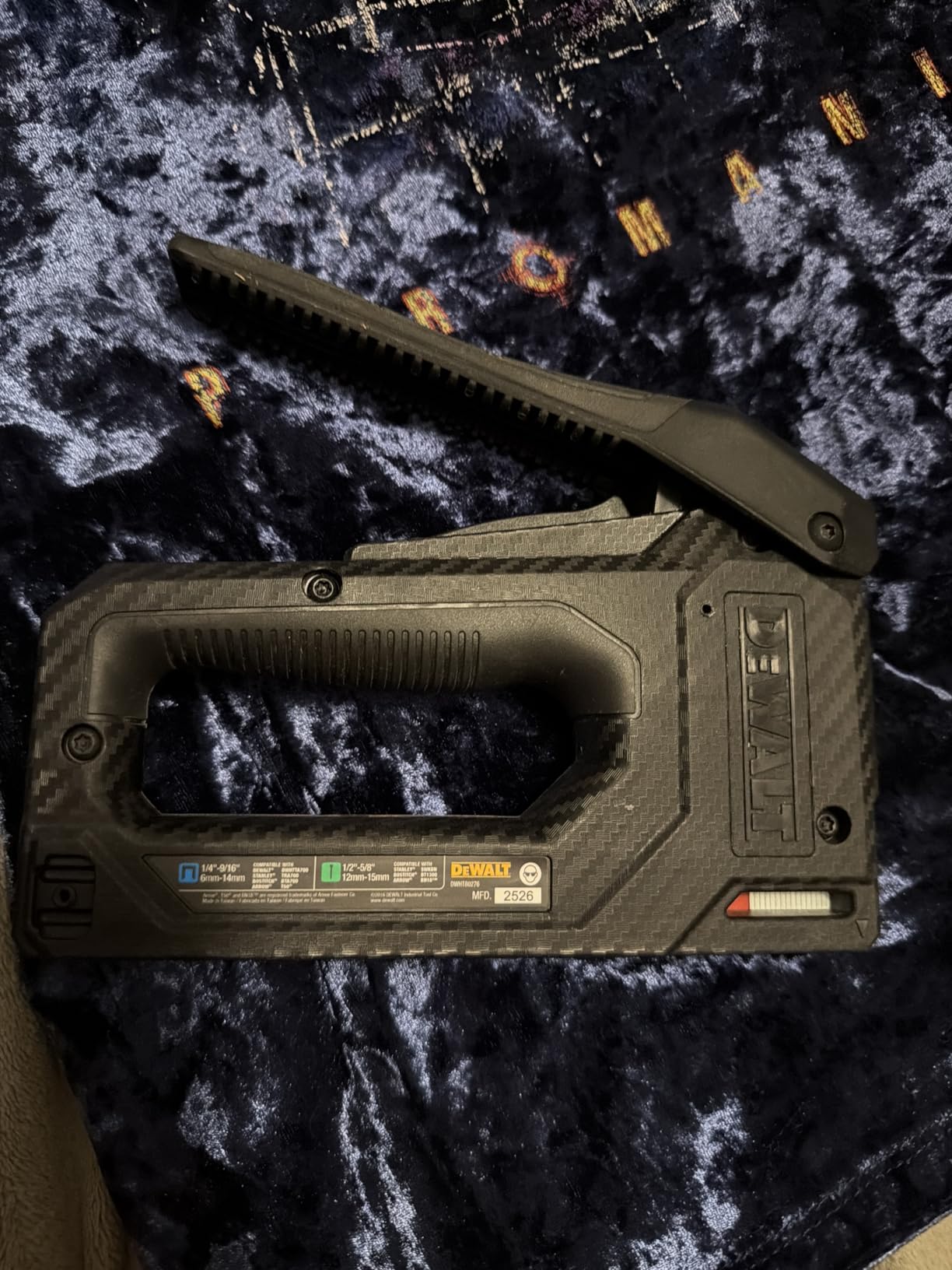 DEWALT Staple Gun, Carbon Fiber Body, 2-in-1 Tacker (DWHT80276) customer photo 2