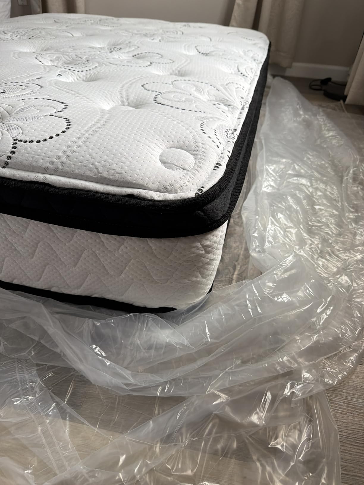 Signature Design by Ashley Queen Size Chime 10 Inch Medium Firm Hybrid Mattress with Cooling Gel Memory Foam for Pressure Relief, Fiberglass-Free, Mattress In A Box customer photo 1