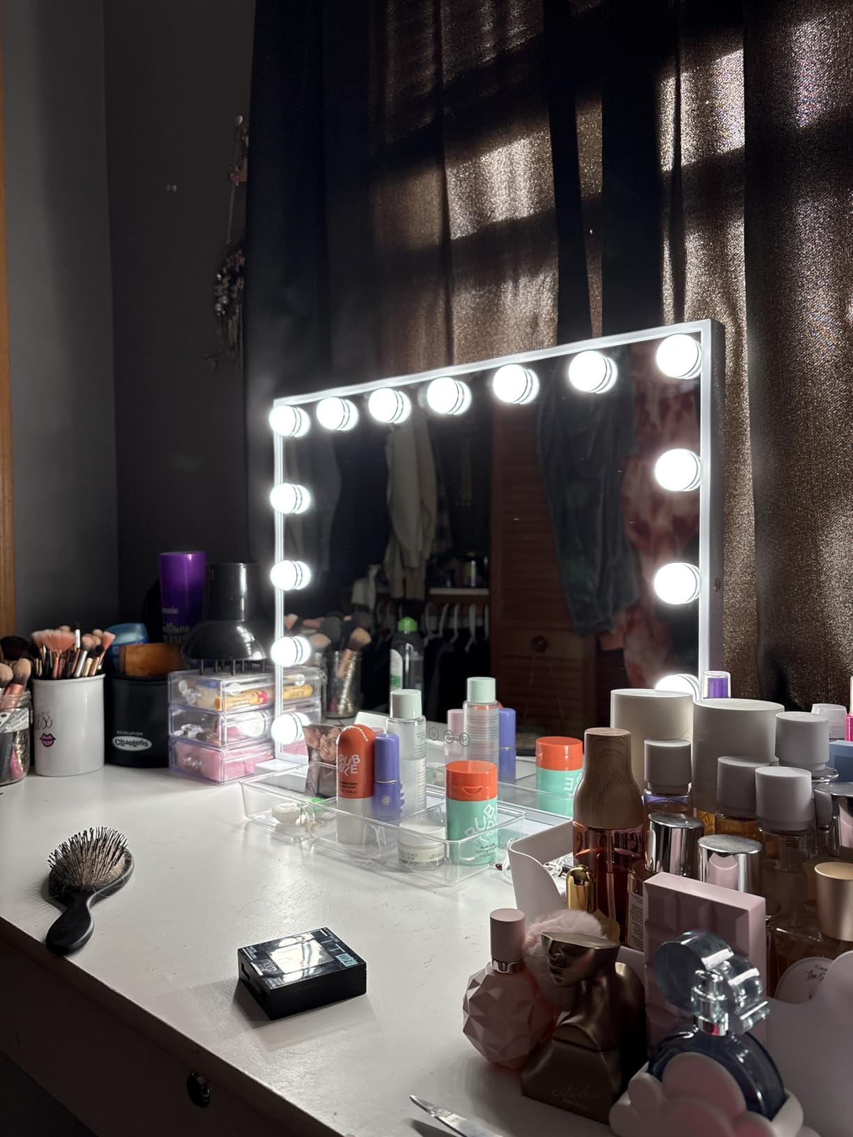 Hansong Vanity Mirror with Lights: Hollywood Lighted Makeup Mirror with 15 LED Bulbs, 22.8''x18'' Light Up Mirror with 3 Colors Modes for Desk, Large Mirrors with USB Charging Port for Bedroom, White customer photo 1