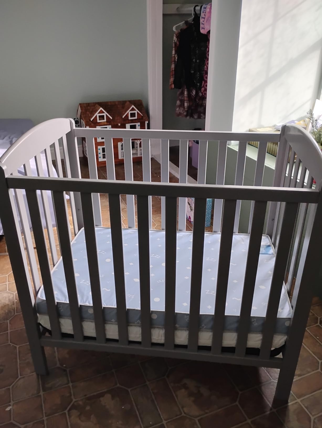 Delta Children Emery Mini Convertible Baby Crib with 2.75-inch Mattress, Grey customer photo 1