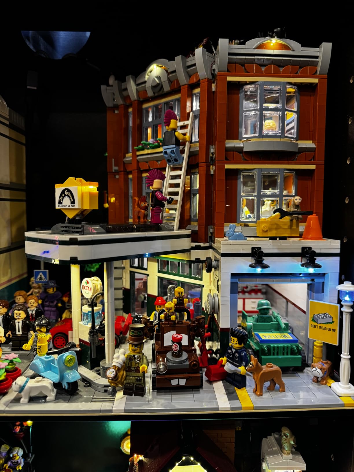 LEGO Creator Expert Corner Garage 10264 Building Kit (2569 Pieces) customer photo 1