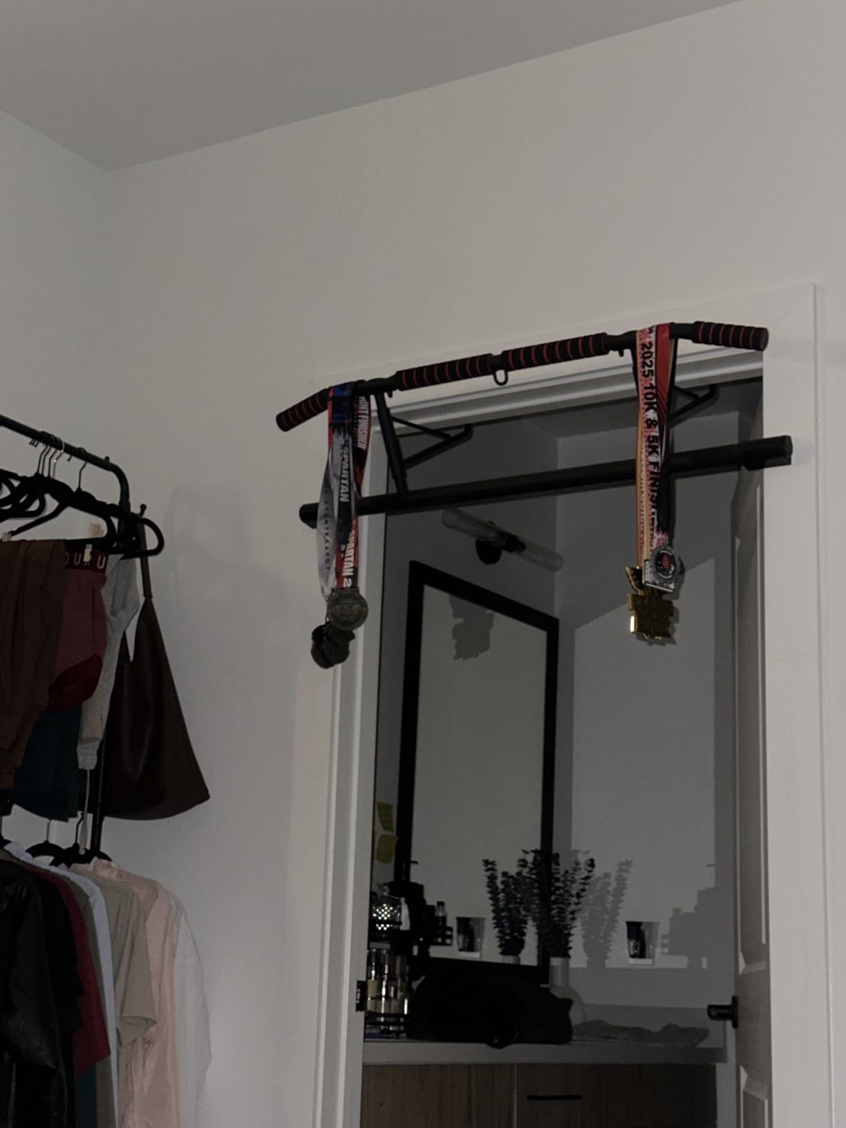 AmazeFan Pull Up Bar Doorway with Ergonomic Grip - Fitness Chin-Up Frame for Home Gym Exercise - Multi-Angle Grip - 2024 Upgrade Smart Hook (Fits Almost All Doors) customer photo 1