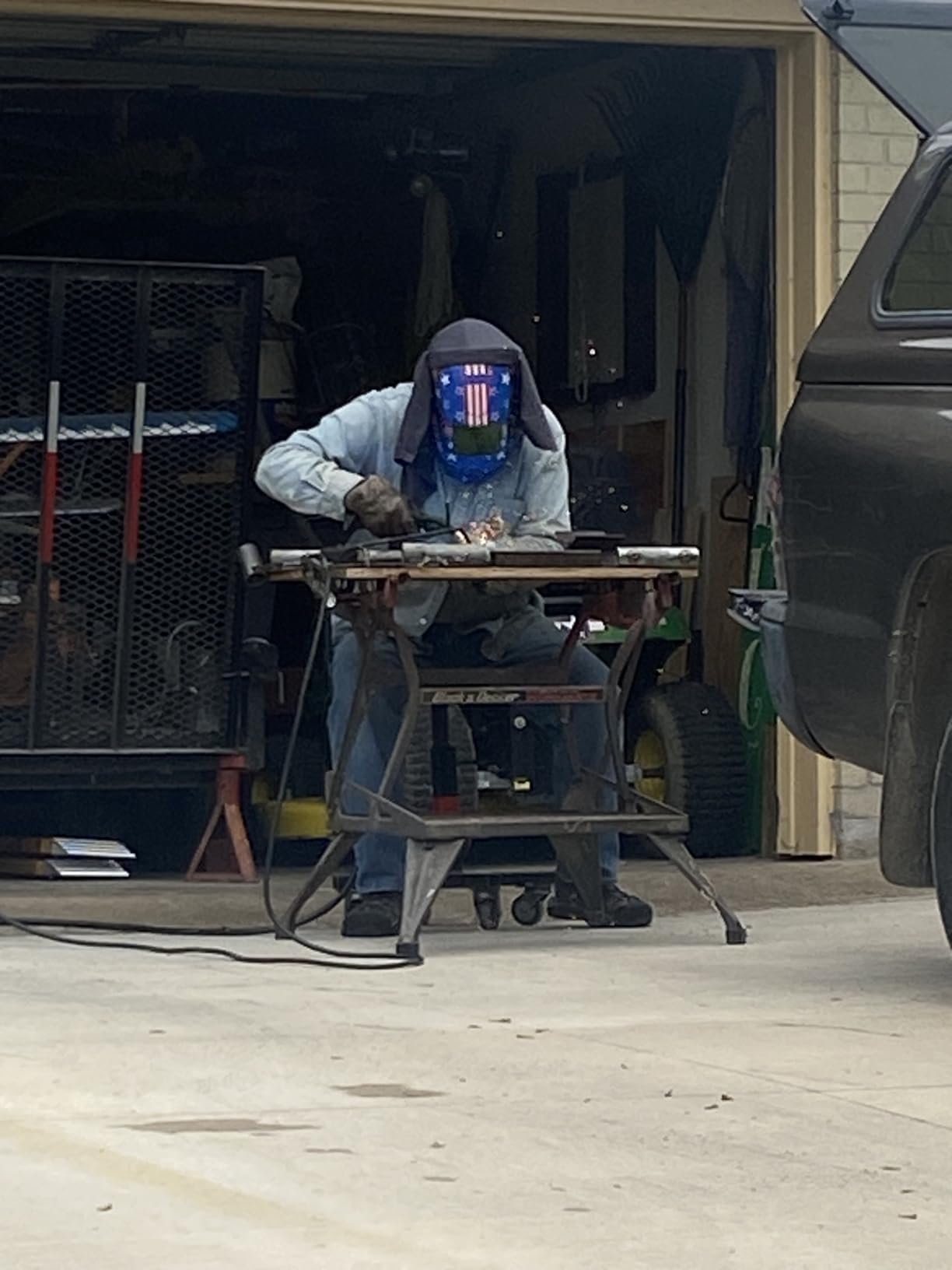 YESWELDER Large View Auto Darkening Welding Helmet, Blue Light Blocking, 1/1/1/1 True Color Solar Powered Welder Hood with 4 Arc Sensors customer photo 1