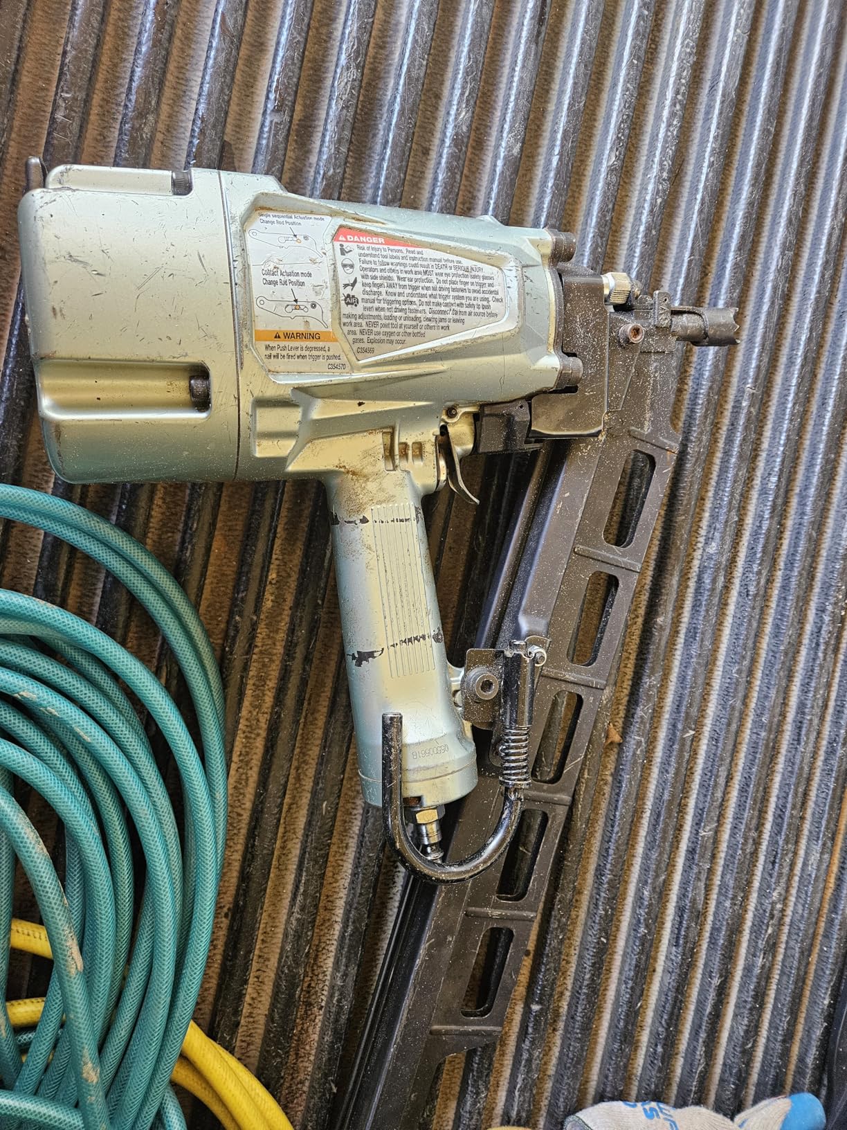 Metabo HPT Framing Nailer, Pro-Preferred Pneumatic Power Nailer & Framing Tool for Flooring, Roof Decking, Selectable Trigger & Rafter Hook, 21° 2