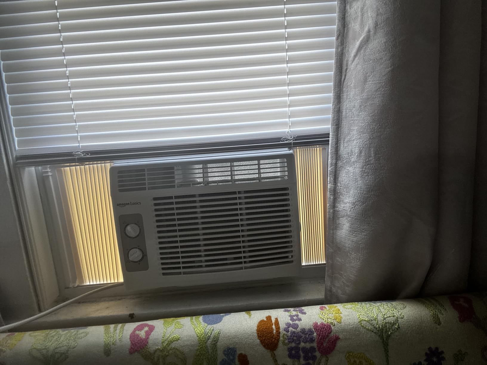 Amazon Basics 5000-BTU Window Air Conditioner with Quiet Operation, Up to 150 Sqf, Cool and Fan Functions, Washable Filter, Adjustable Window Kit, Intuitive Mechanical Controls, for Small Room, White customer photo 1