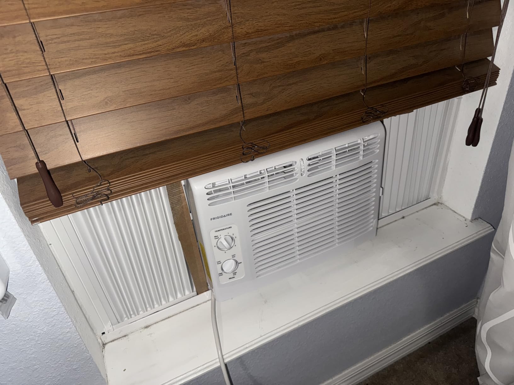 Frigidaire 5,000 BTU Window-Mounted Air Conditioner, Cools Up to 150 Sq. Ft., Quiet Operation, Effortless Temperature Control, 2 Fan Speeds, Auto Restart, White customer photo 2
