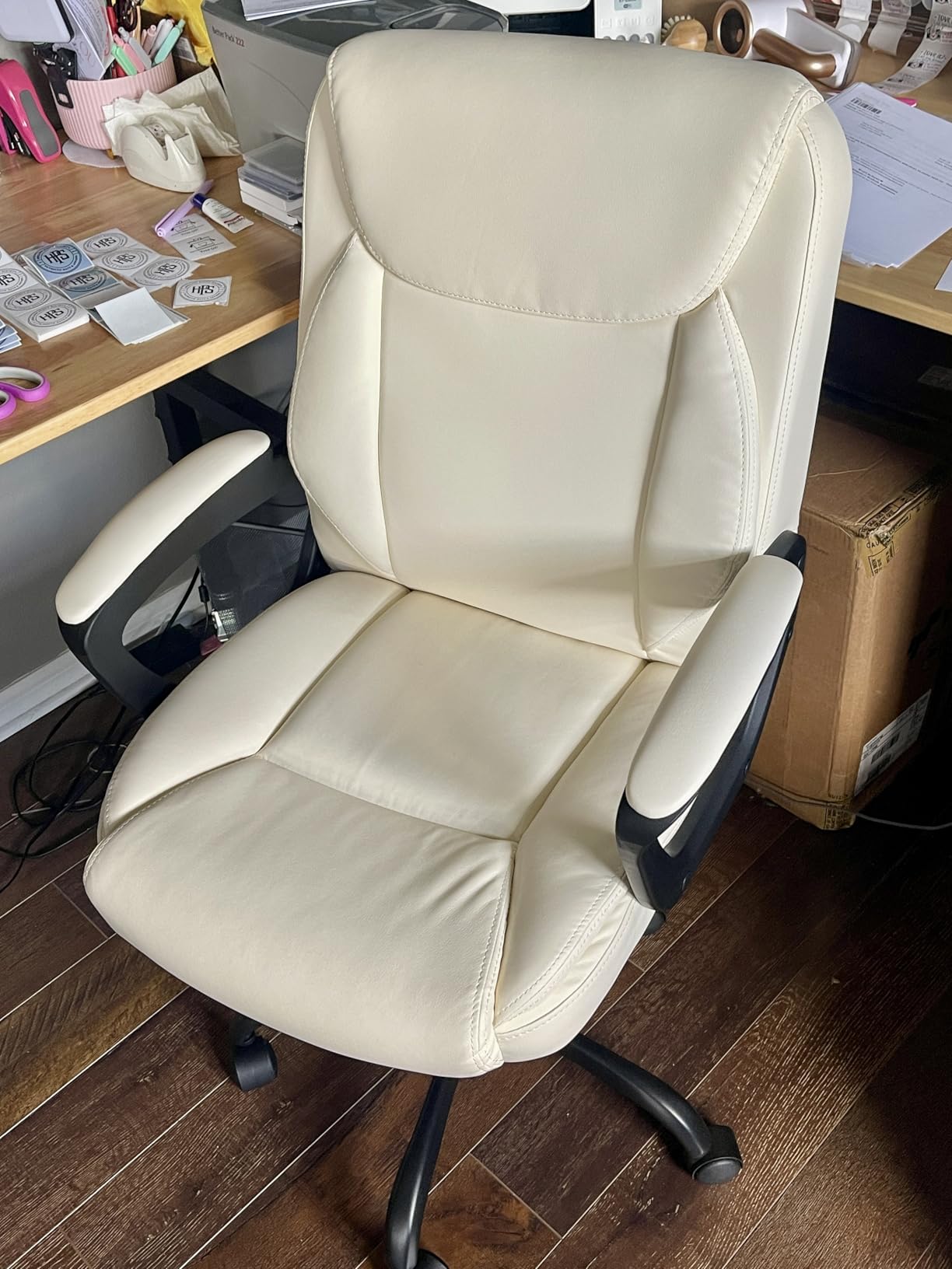 Amazon Basics Classic Puresoft PU Padded Mid-Back Office Desk Chair with Armrest, Easy Assembly, Sturdy Metal Base, Wheels, 275lb Support, Black customer photo 2
