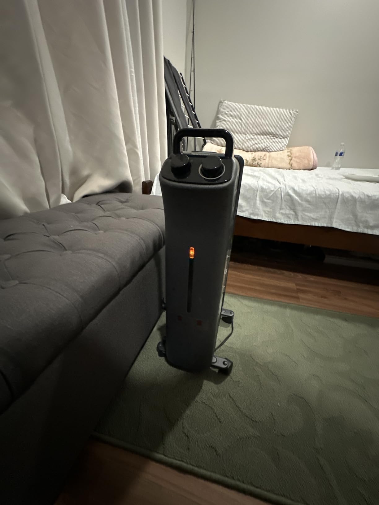 Amazon Basics Portable Oil Space Heater with Remote Control, 7 Oil-Filled Fins, Adjustable Thermostat, 3 Heat Settings, Tip-Over and Overheat Protection, ETL Safety Certificate, 1500W, Black customer photo 2