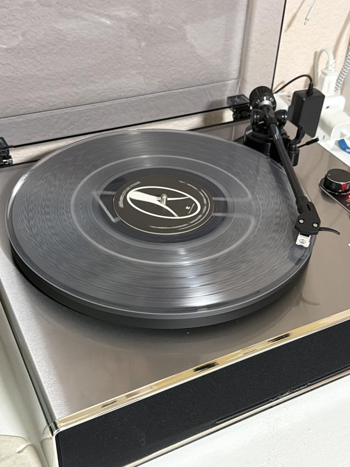 1 by ONE High Fidelity Belt Drive Turntable with Built-in Speakers, Vinyl Record Player with Magnetic Cartridge, Wireless Playback and Aux-in Functionality, Auto Off customer photo 2
