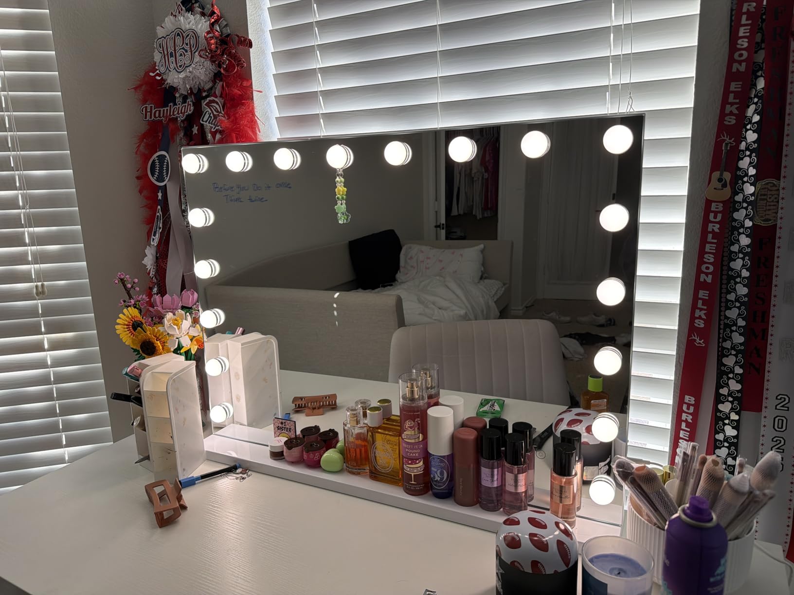 Hansong Vanity Mirror with Lights and Bluetooth Speaker 32