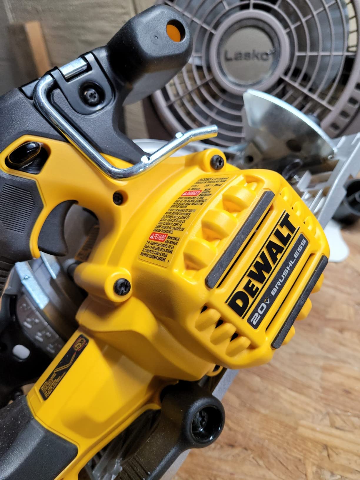 DEWALT 20V MAX* 6-1/2 in. Brushless Cordless Circular Saw, Tool Only (DCS565B) customer photo 2