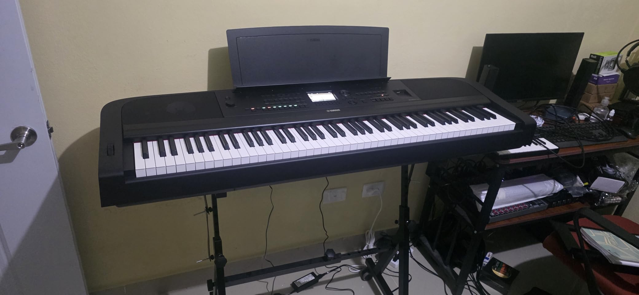 Yamaha DGX-670B, 88-Key Weighted Digital Piano with Sustain Foot Switch and Music Rest, Black - Furniture Stand Sold Separately customer photo 1