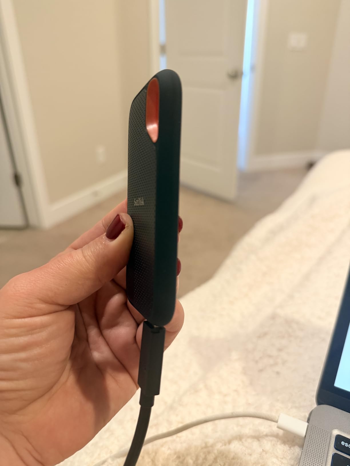 SanDisk 4TB Extreme Portable SSD (Old Model) - Up to 1050MB/s, USB-C, USB 3.2 Gen 2, IP65 Water and Dust Resistance, Updated Firmware - External Solid State Drive - SDSSDE61-4T00-G25 customer photo 2