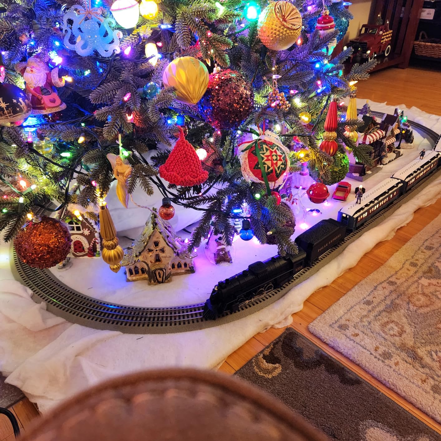 Lionel The Polar Express Electric O Gauge Bluetooth 5.0 Train Set with Remote, Voice Control, Lights, Sounds & Smoke, Christmas Model Train, Ages 14+ customer photo 1
