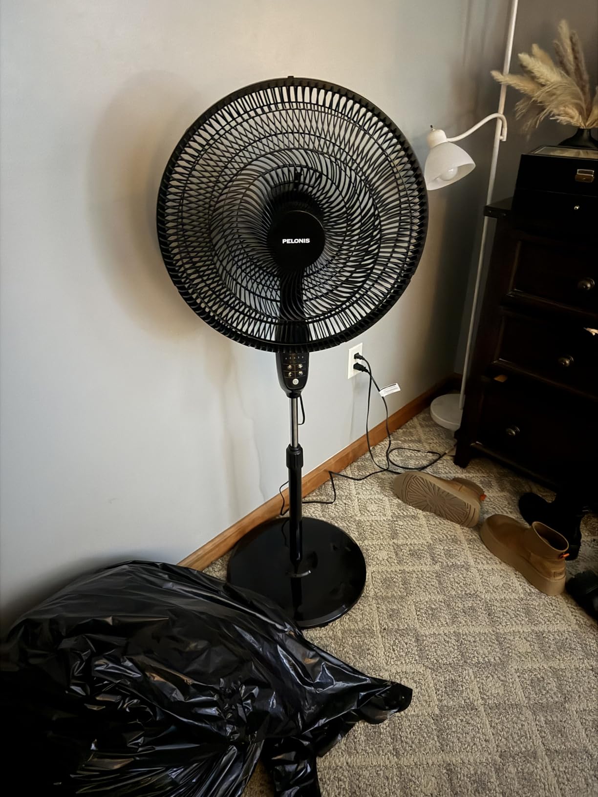 PELONIS PFS45A5BBB 18 inch 5-Blade Oscillating, Adjustable Standing Pedestal Remote, LED Display, 5 Speed Setting and 7-Hour Timer Fan, Black customer photo 1