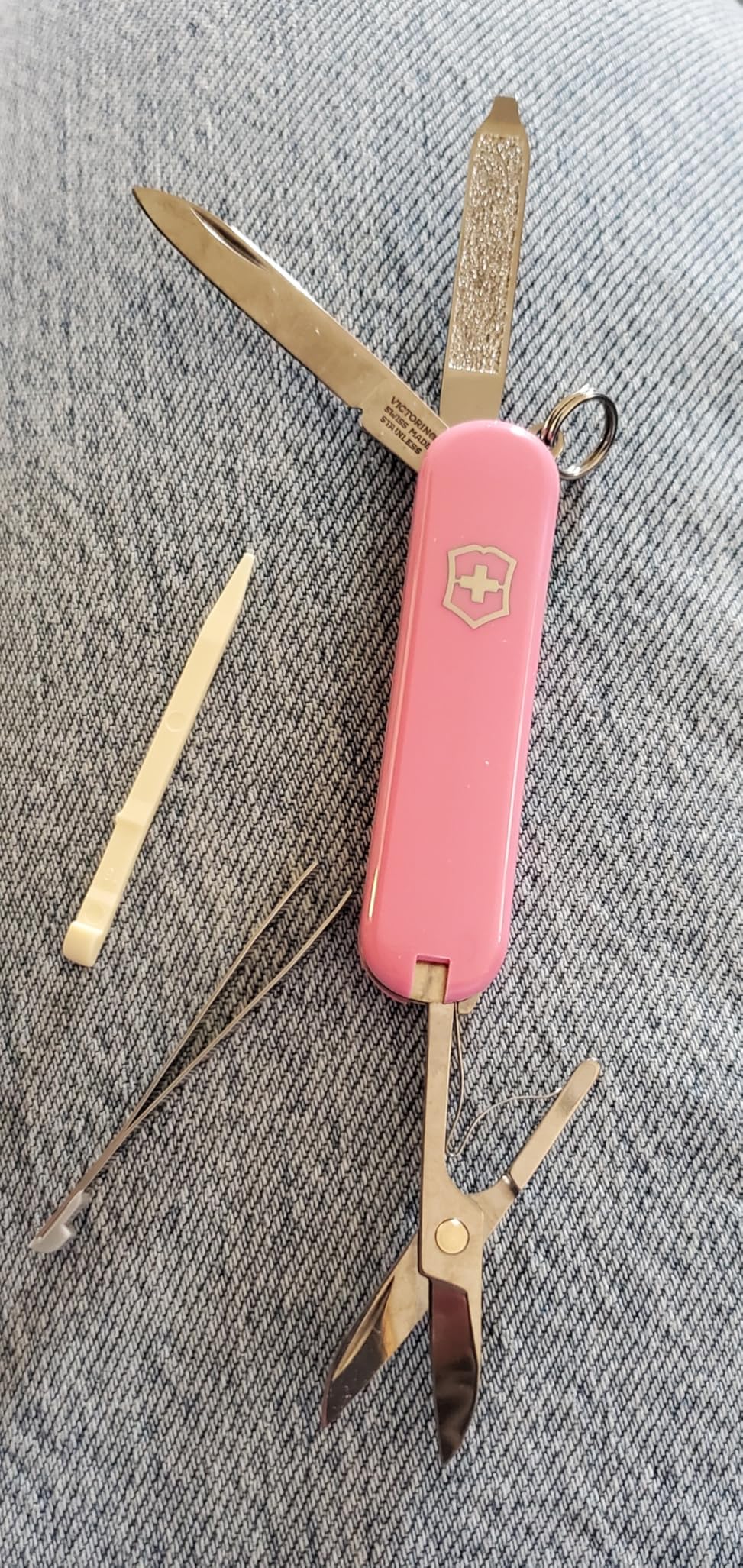 Victorinox Classic SD Swiss Army Knife, Compact, 7 Functions, Swiss Made Pocket Knife with Small Blade, Screwdriver and Key Ring - Style Icon (Red) customer photo 2