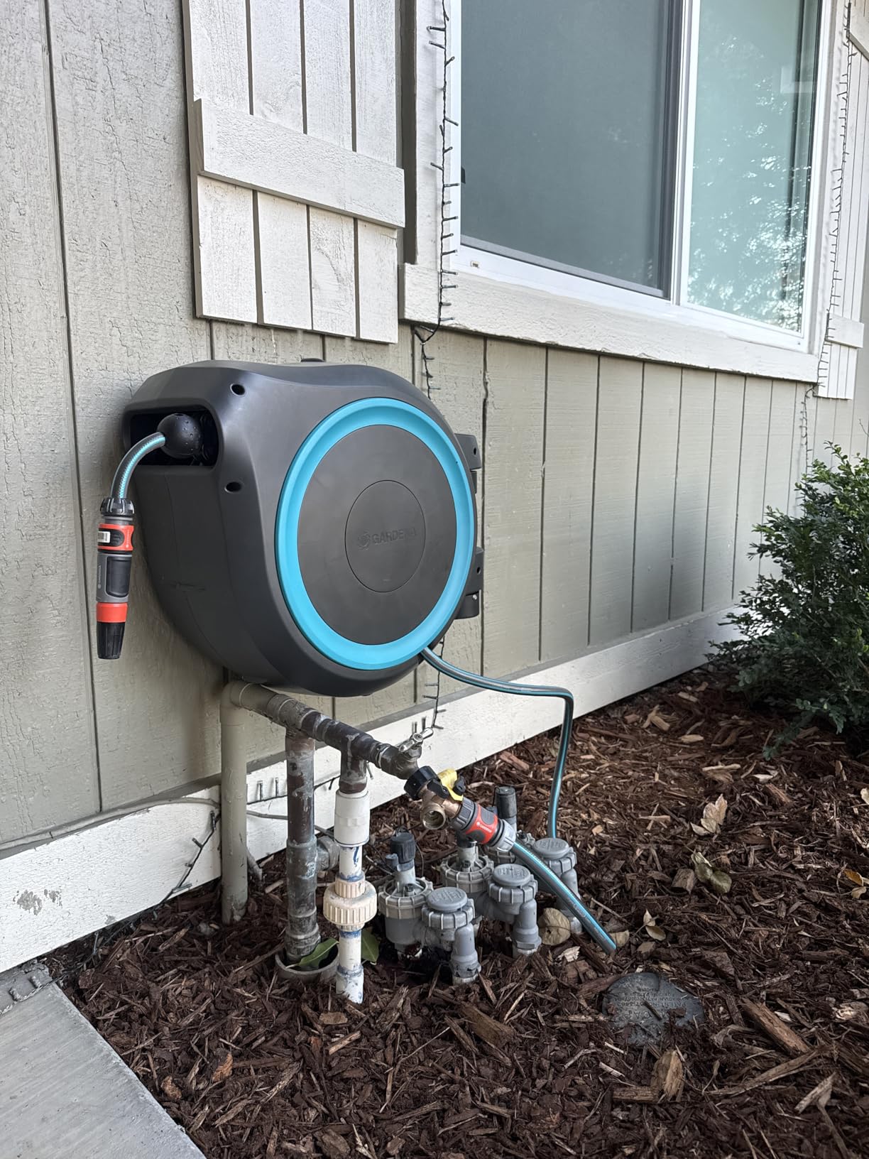 GARDENA Retractable Garden Hose Reel - 100 Feet - Auto Retract Hose Reel with 180 Swivel Wall Mount - Heavy Duty - Integrated Spray Nozzle customer photo 1