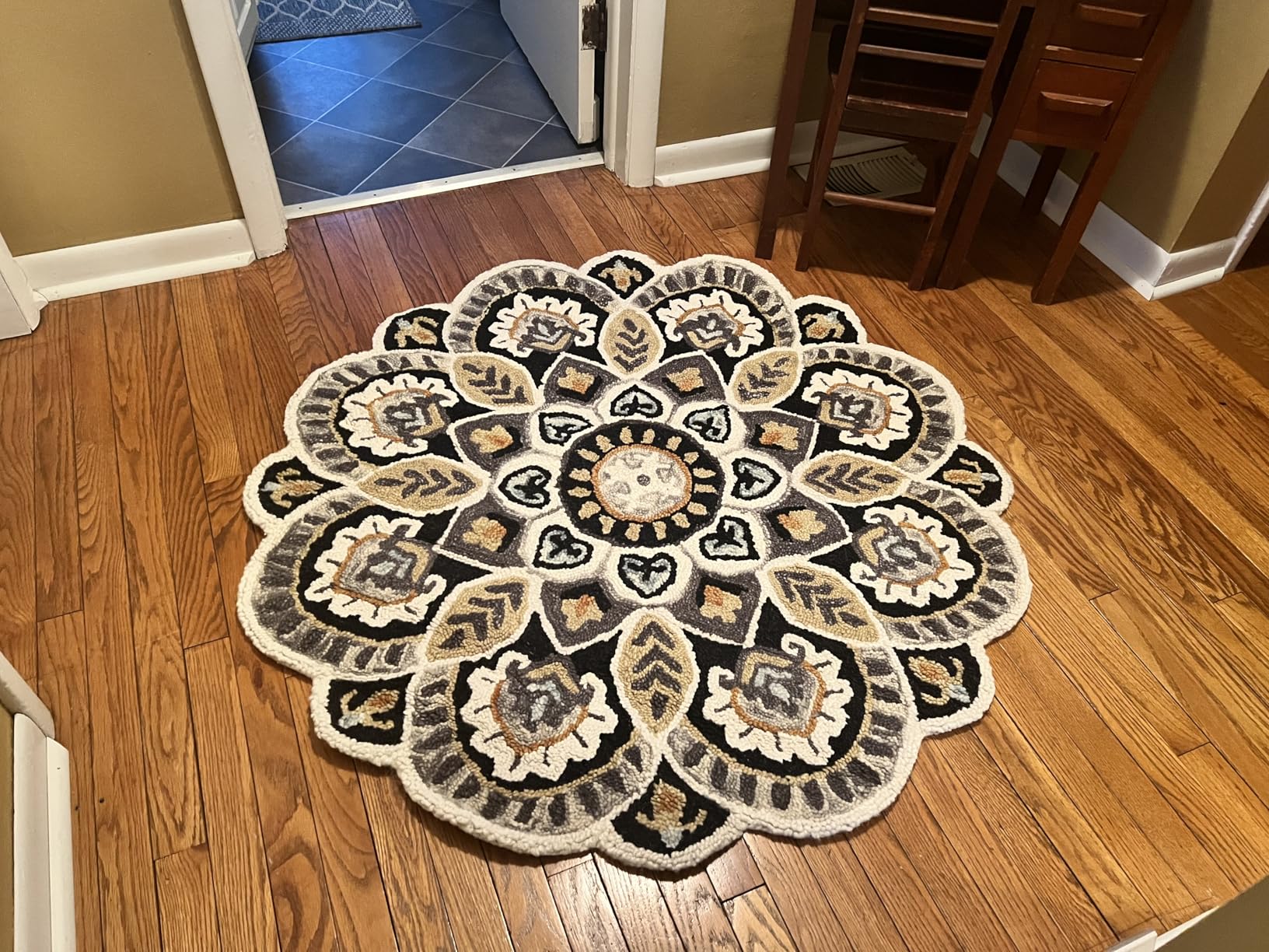 SAFAVIEH Novelty Collection 8' Round Ivory/Blue NOV604M Handmade Floral Premium Wool Entryway Foyer Living Room Bedroom Kitchen Area Rug customer photo 1