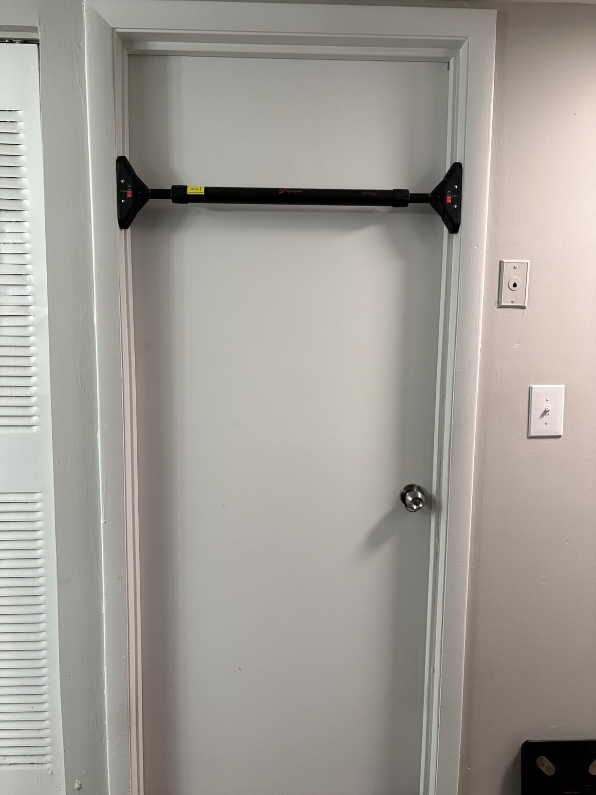 Sportneer Pull Up Bar: Strength Training Chin up Bar No Screws - Adjustable 29.5''-37''(75-94cm) Width Locking Mechanism Pull up Bar for Doorway - Max Load 440lbs for Home Gym Upper Body Workout, Non-slip customer photo 2