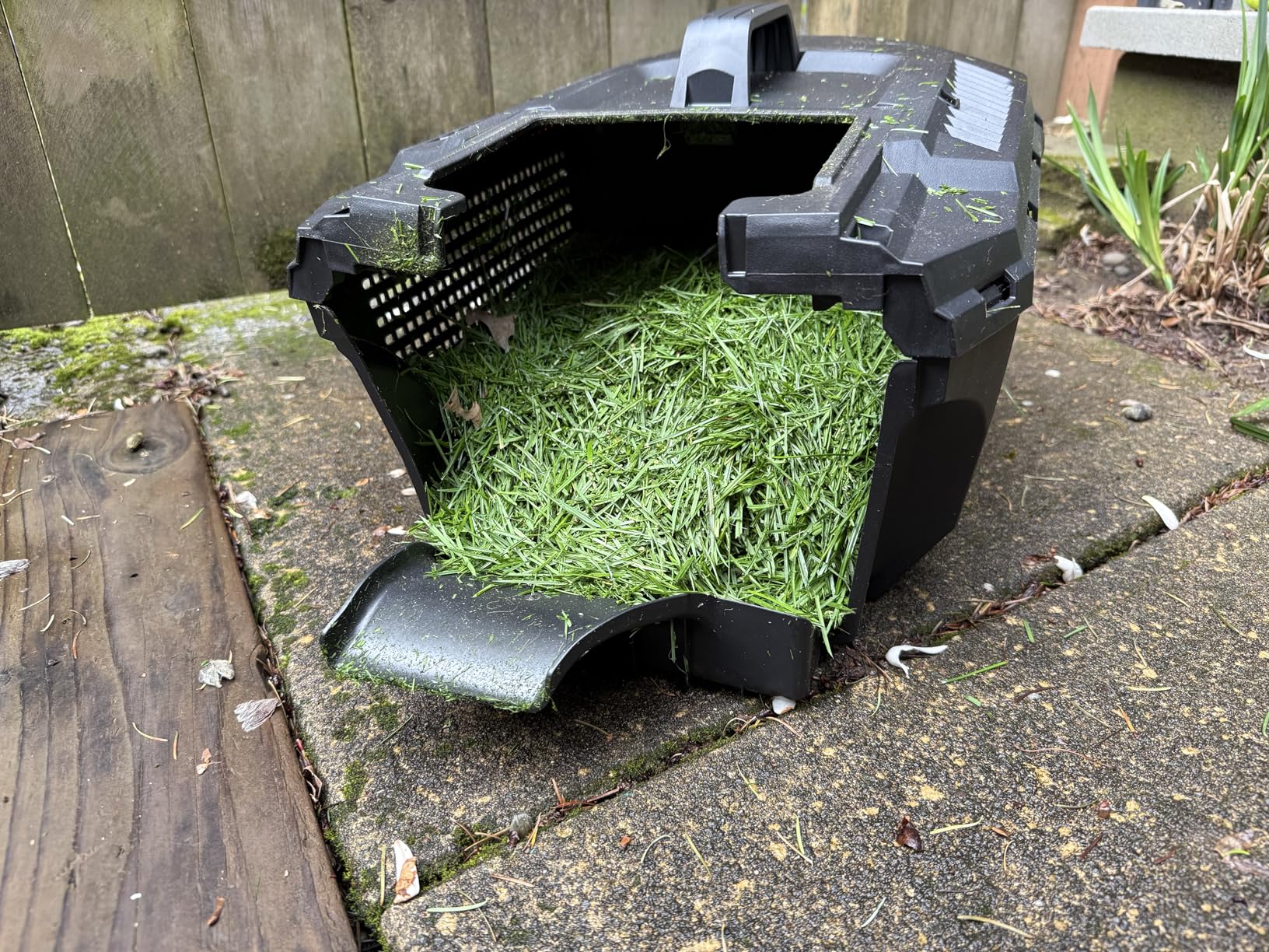 LawnMaster CLM2413A Cordless 13-Inch Lawn Mower 24V Max with 2X4.0Ah Battery and a Charger customer photo 1