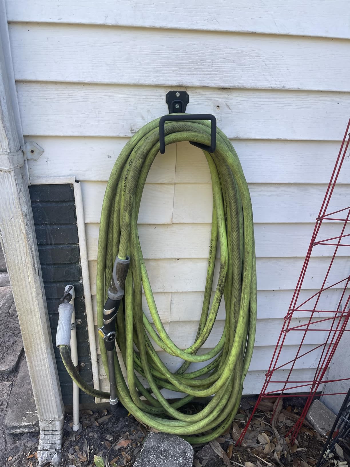 PeoMev Metal Garden Hose Holder - Heavy Duty Hose Hanger Wall Mounted Water Hose Holder for Outside Yard customer photo 1