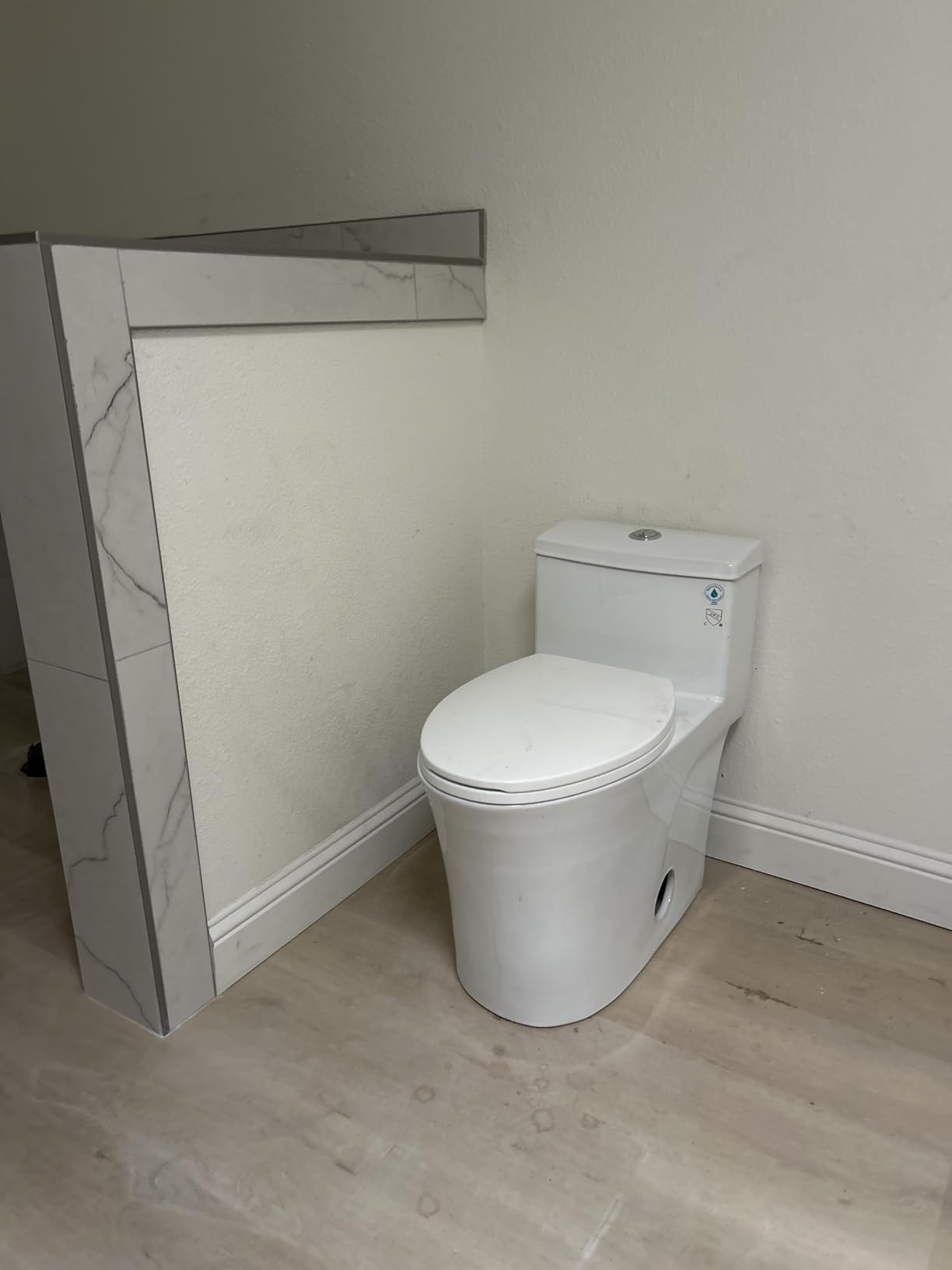 HOROW T0338W Compact One Piece Toilet with Comfort Chair Seat ADA Height 17.3