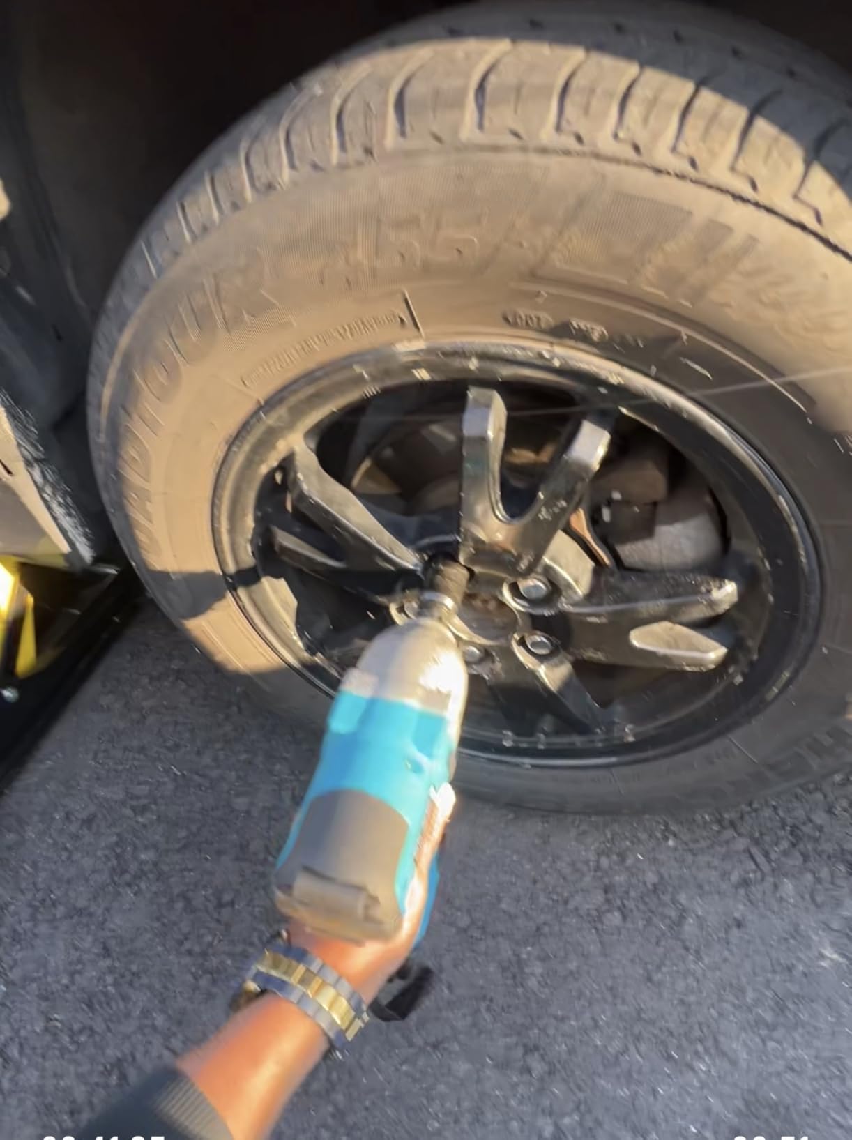 Seesii Impact Wrench 665 FT-LBS (900N.m) 1/2 Impact Gun High Torque with 2x4.0Ah Battery customer photo 1