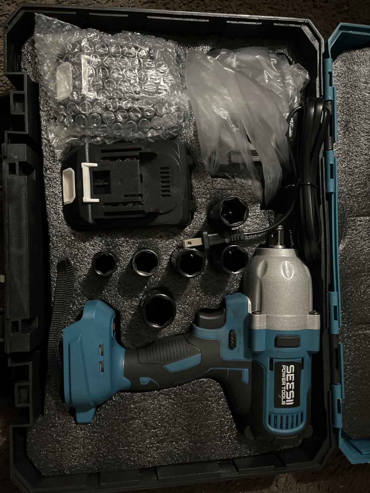 Seesii Impact Wrench 665 FT-LBS (900N.m) 1/2 Impact Gun High Torque with 2x4.0Ah Battery customer photo 2
