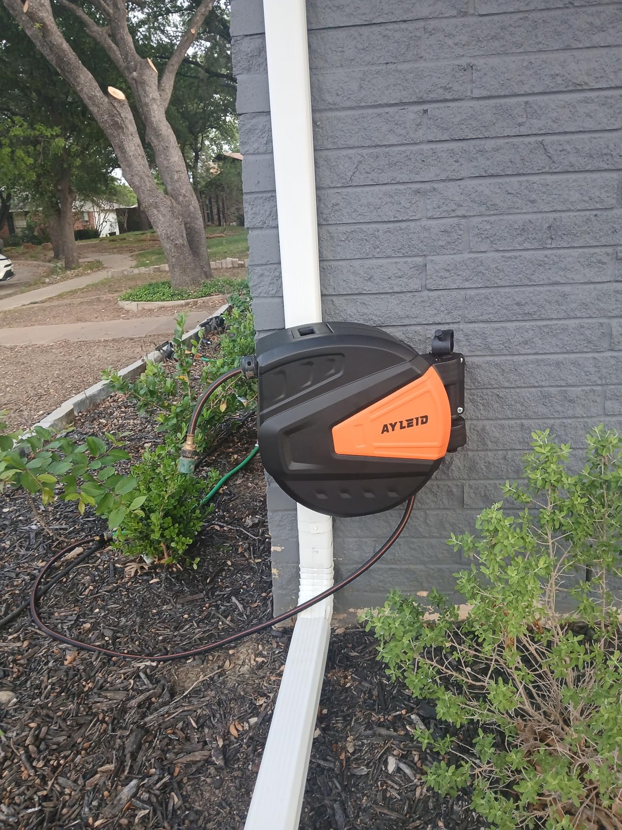 Ayleid Retractable Garden Hose Reel,1/2 in x 100 ft Wall Mounted Hose Reel, with 9-Function Sprayer Nozzle, Any Length Lock/Slow Return System customer photo 2