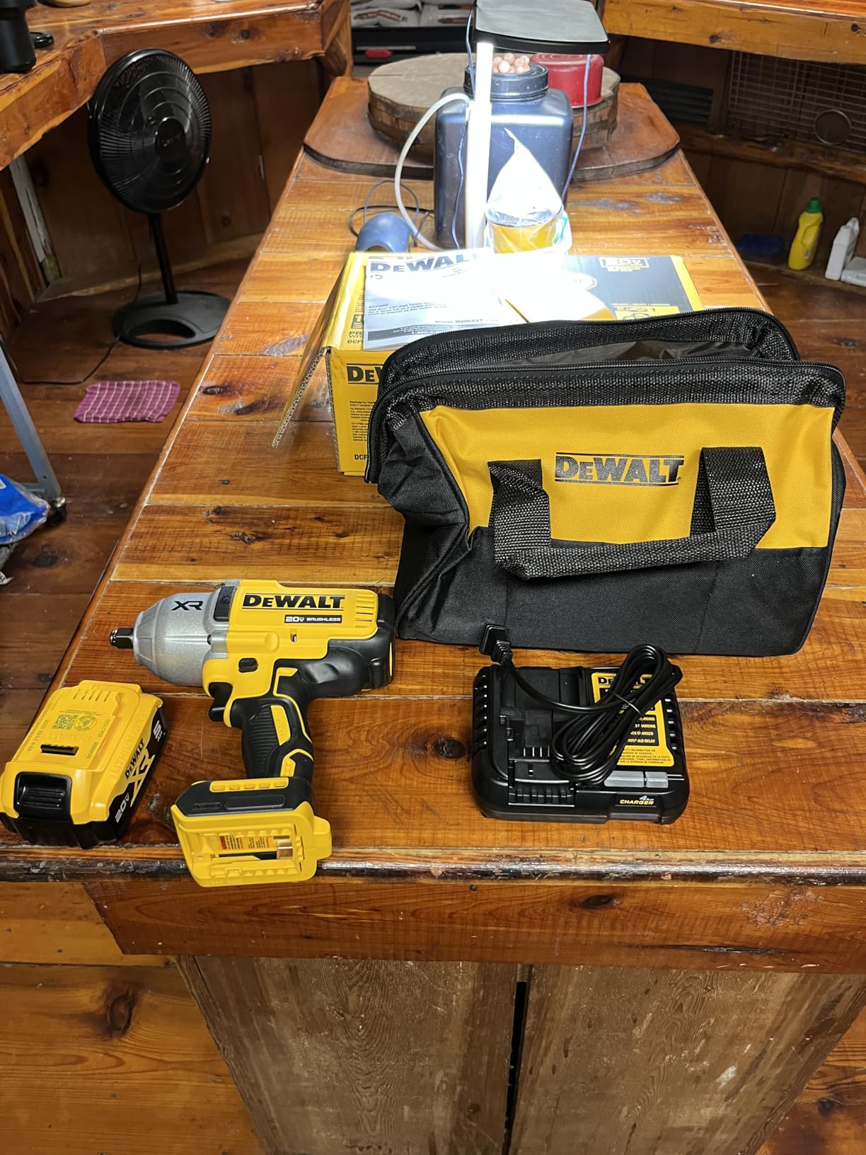 DEWALT 20V MAX Cordless Impact Wrench with Hog Ring Anvil, Brushless High Torque 1/2 Impact Gun, 4-Mode Speed, Includes Battery, Charger and Kit Bag (DCF900P1) customer photo 1