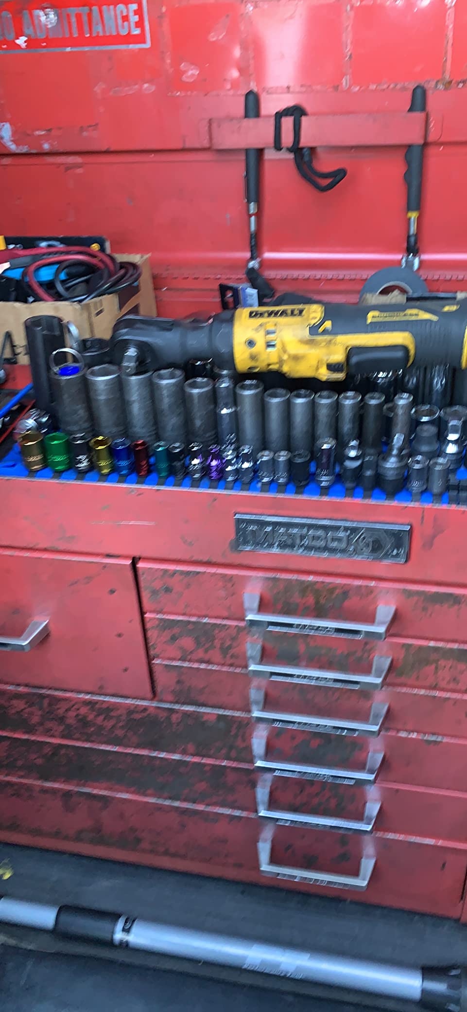 DEWALT ATOMIC 20V MAX* Cordless Ratchet, Brushless, 3/8 in., Tool Only (DCF513B) customer photo 2