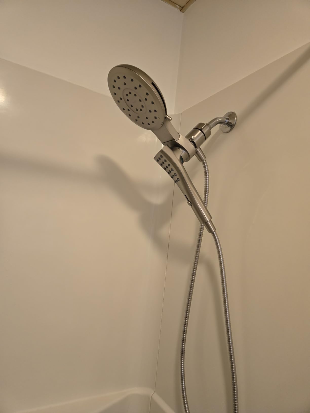 Moen Verso Chrome Round Rain Shower Head and Detachable Handshower Combination with Magnetix Docking System and 60-inch Metal Hose, 220C2 customer photo 1