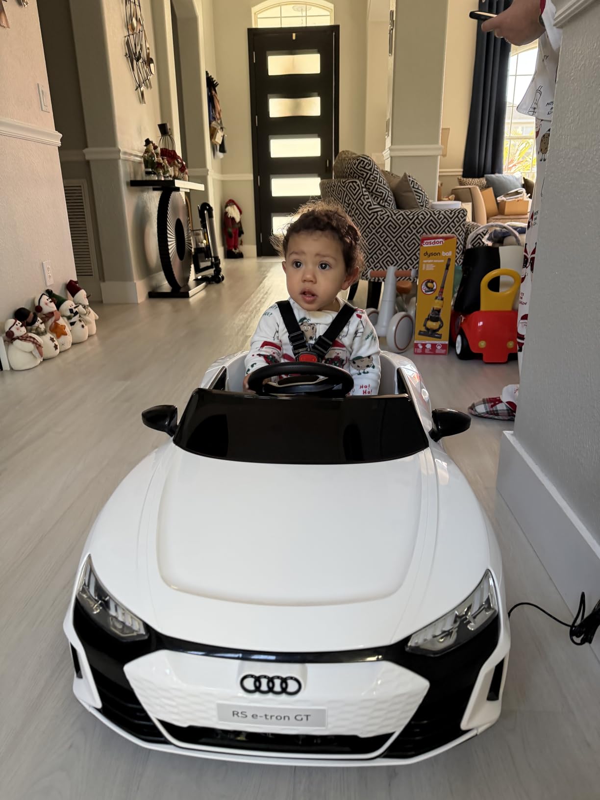 Aosom Licensed Audi RS e-tron GT 12V Ride On Car Truck for Kids, Electric Car Ride On Vehicle w/Parent Remote Control, Music, Lights, for Toddlers, White customer photo 2