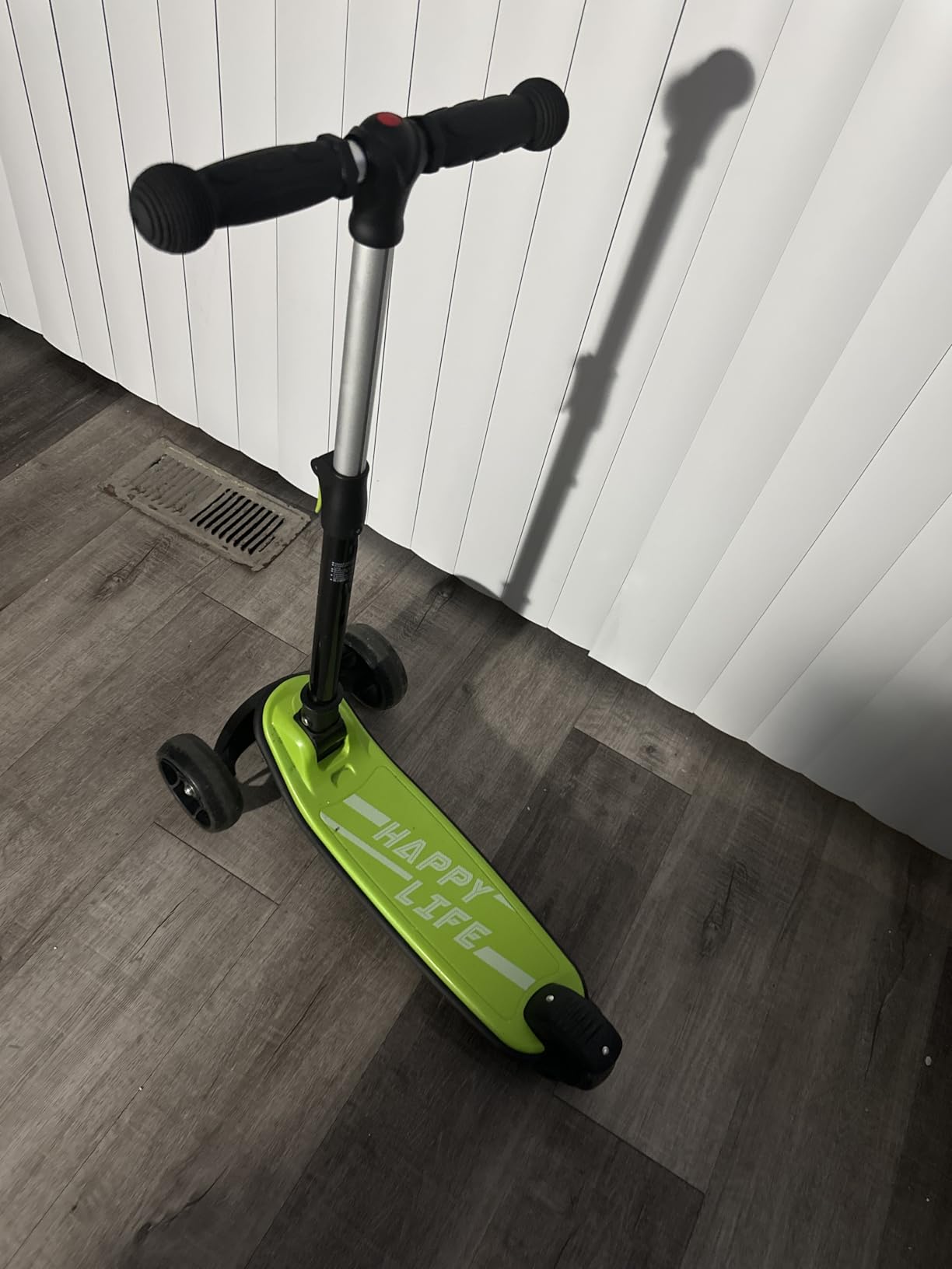 Besrey Kick Scooter for Kids Ages 3-10, 3-Wheel Folding Scooter with Adjustable Height, LED Light Wheels, Extra Wide Deck for Outdoor Activities customer photo 1