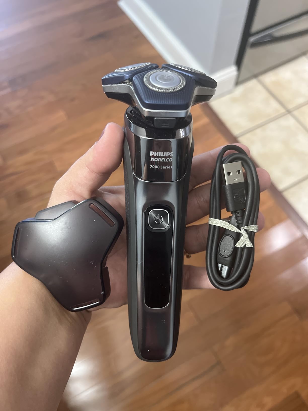 Philips Norelco Shaver 7200, Rechargeable Wet & Dry Electric Shaver with SenseIQ Technology and Pop-up Trimmer, S7887/82 customer photo 2