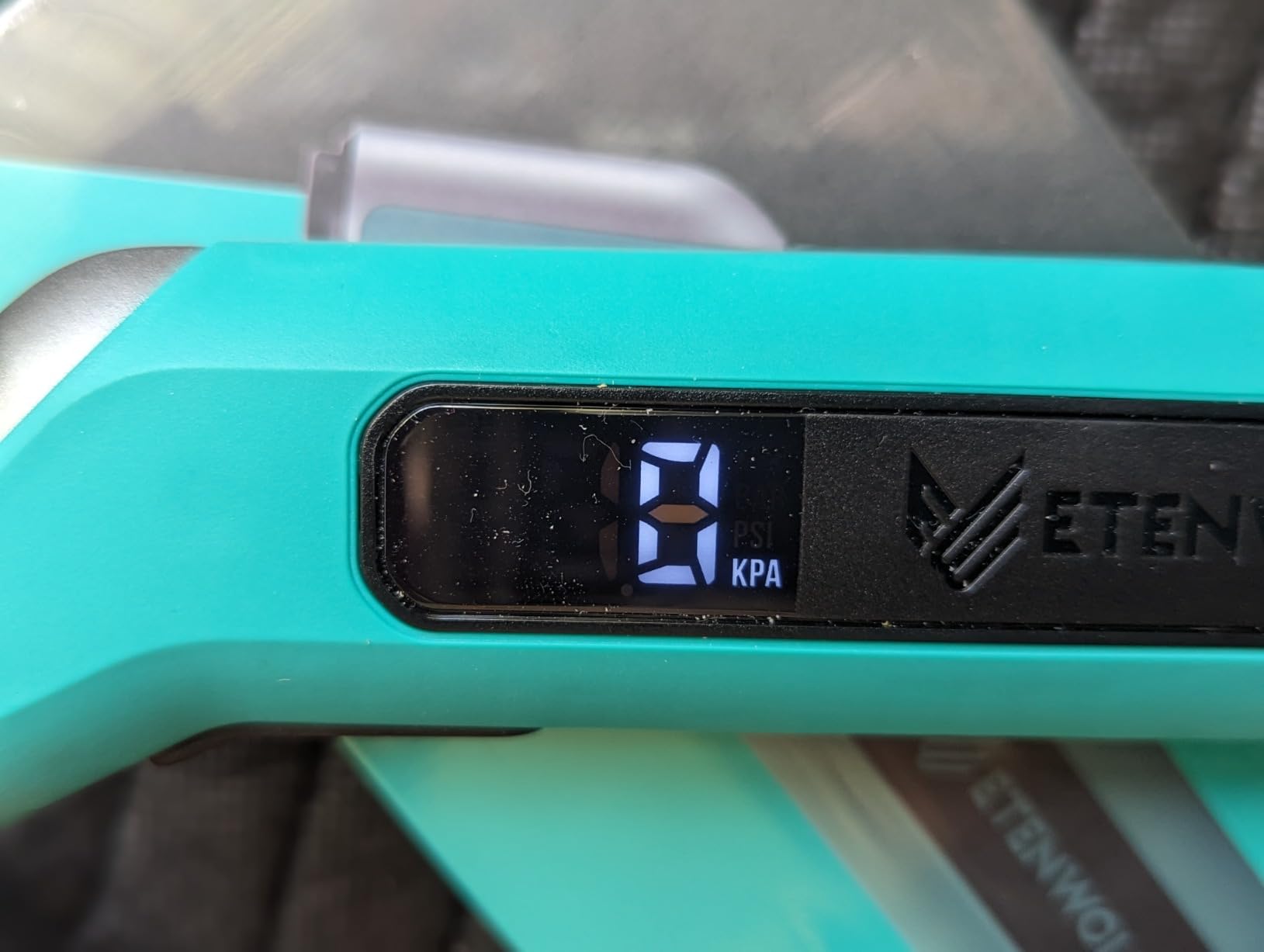 ETENWOLF T300 Digital Tire Pressure Gauge 3-200 PSI, Industrial Tire Gauge Calibrated to ANSI B40.7 Grade 2A (Plus-Minus 0.5%), Replaceable AAA Batteries customer photo 2