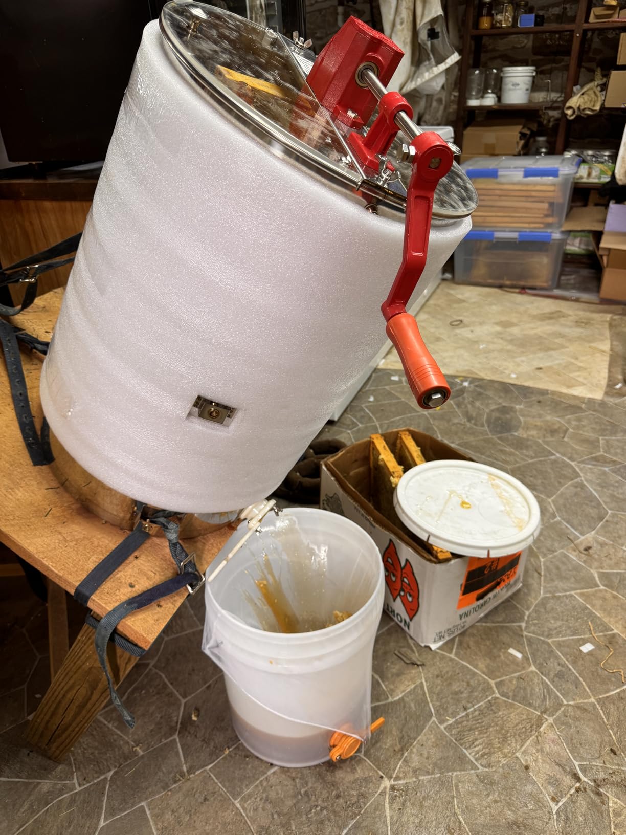 VEVOR Honey Extractor, 2/4 Frame Stainless Steel Manual Beekeeping Extraction, Honeycomb Drum Spinner with Transparent Lid, Apiary Centrifuge Equipment with Height Adjustable Stand, Silver customer photo 2