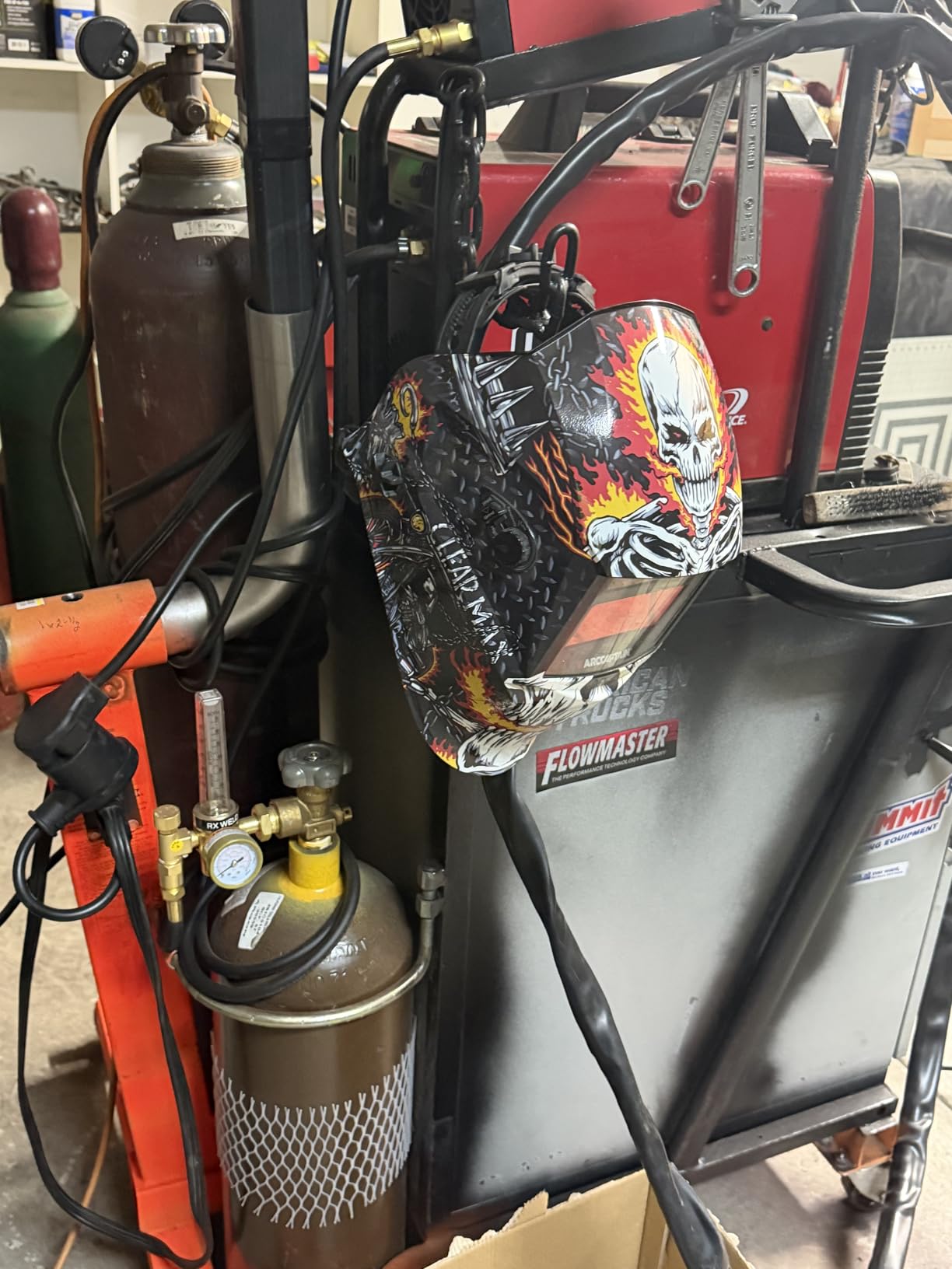 ARCCAPTAIN Welding Helmet Auto Darkening, 1/1/1/1 True Color Welding Hood, 4 Arc Sensor 1/25000s Response Time Solar Powered customer photo 1