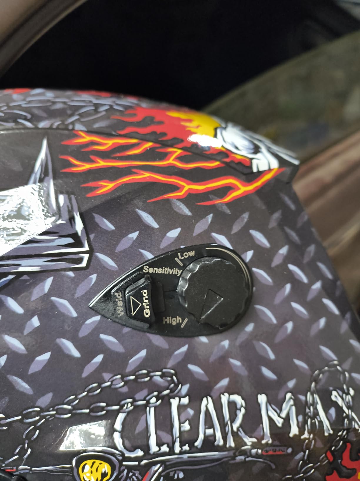 ARCCAPTAIN Welding Helmet Auto Darkening, 1/1/1/1 True Color Welding Hood, 4 Arc Sensor 1/25000s Response Time Solar Powered customer photo 2