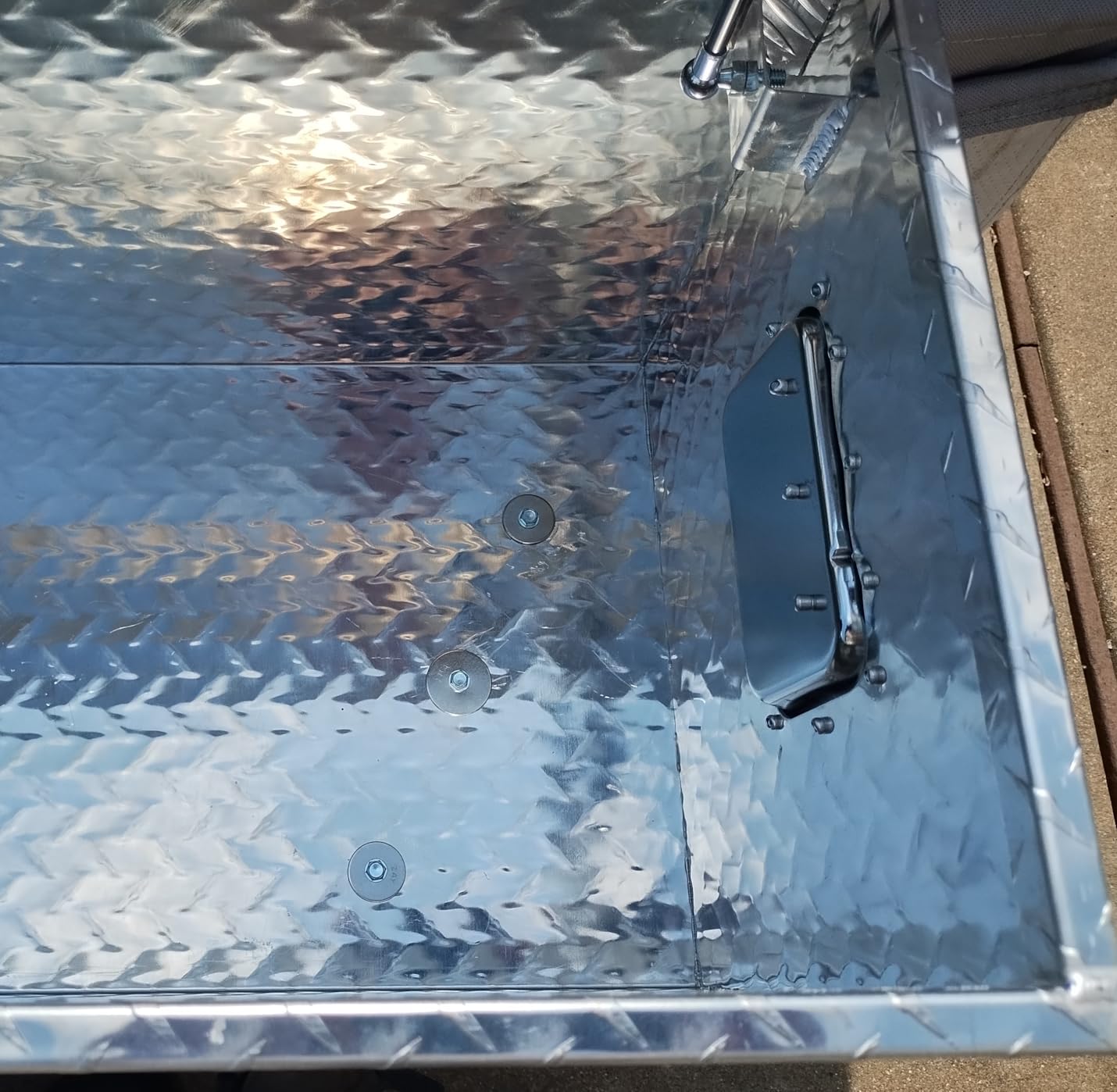 VEVOR Heavy Duty Aluminum Truck Bed Tool Box, Diamond Plate Tool Box with Side Handle and Lock Keys, Storage Tool Box Chest Box Organizer for Pickup, Truck Bed, RV, Trailer, 39