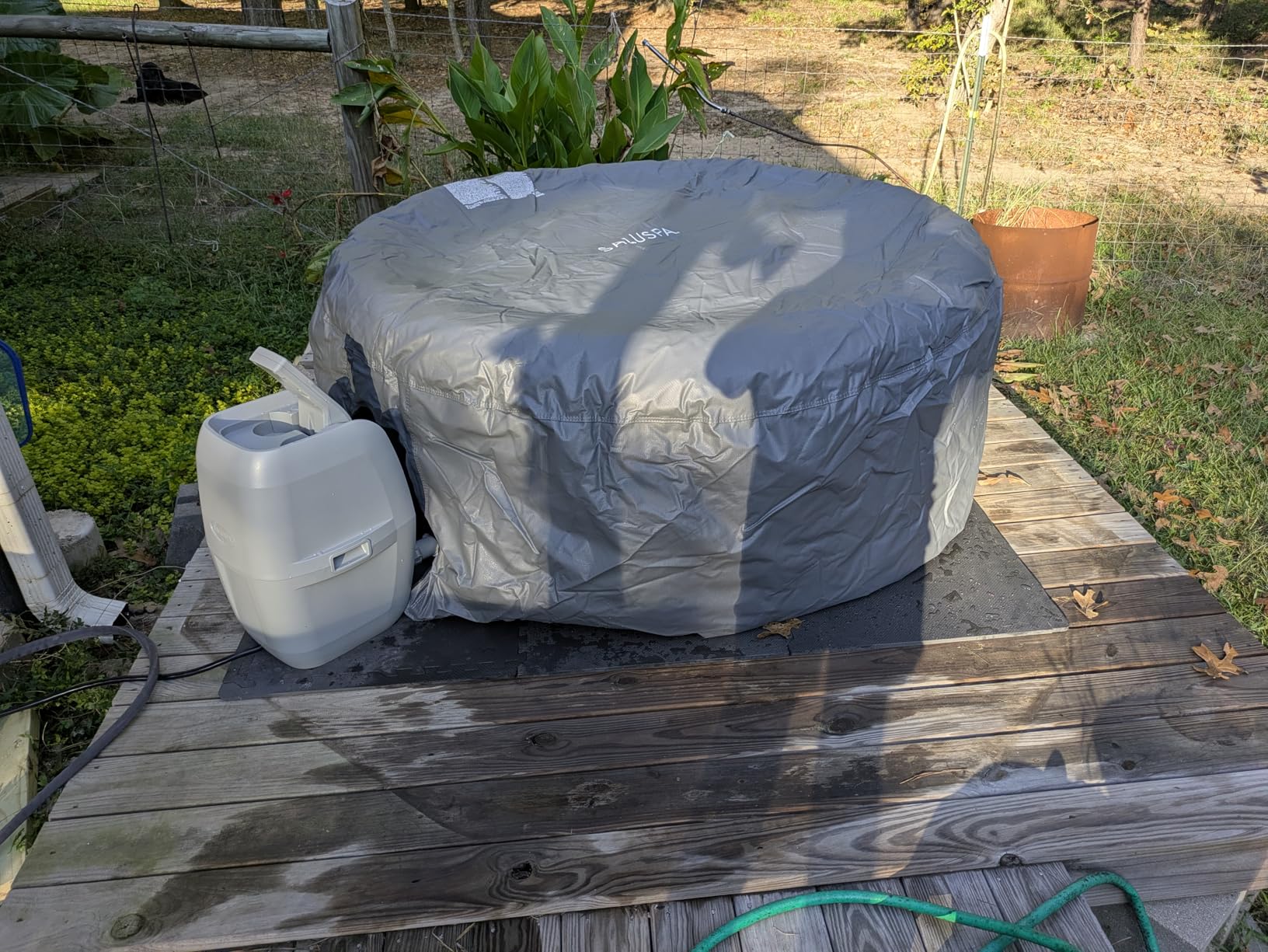 Coleman Miami AirJet Large Round 2 to 4 Person Inflatable Hot Tub Portable Outdoor Spa with 120 AirJets and EnergySense Cover, Black customer photo 1