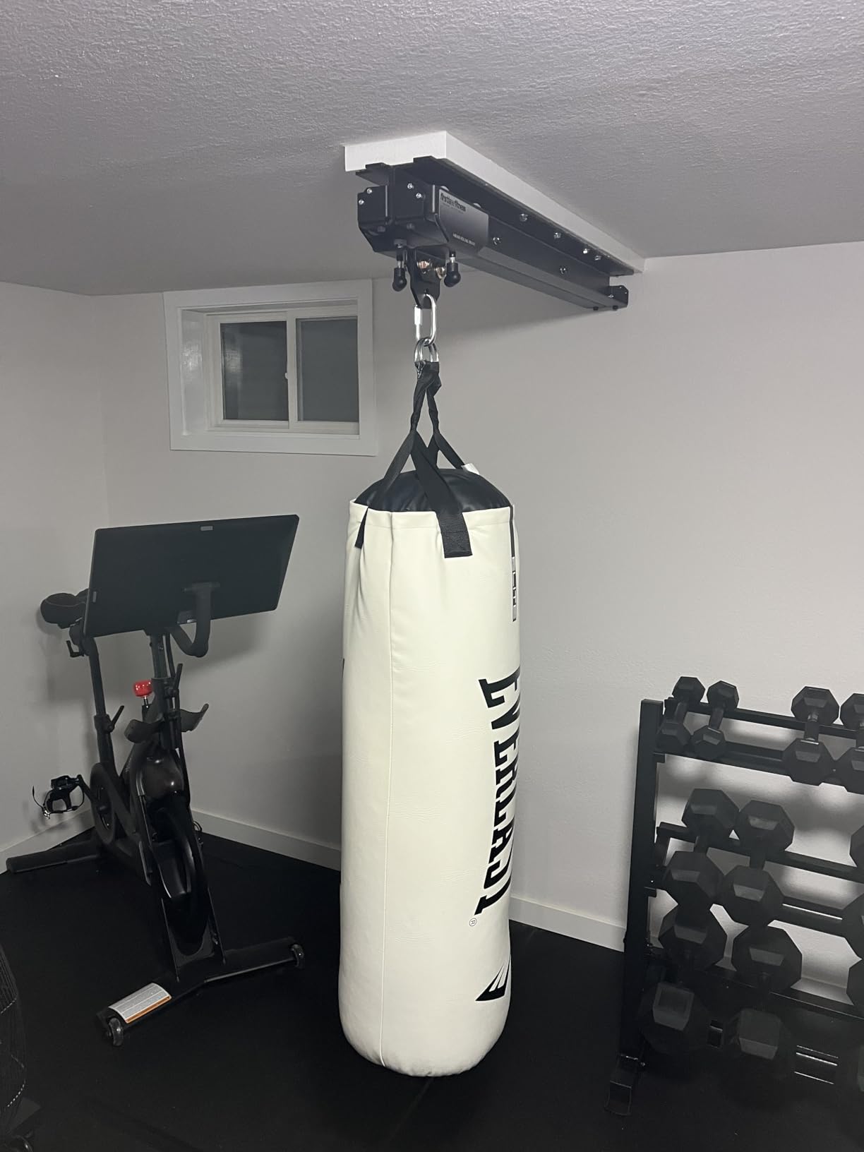 Everlast Elite Punching Bag - Hanging Heavy Bag for Adults with Dual Strap System | Durable Boxing Bag for Boxing, MMA, Muay Thai, Home Gym Training customer photo 2