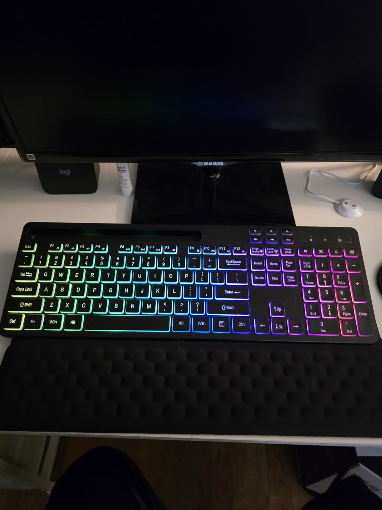 Soueto Wireless Keyboard with 7-Color RGB Backlit, Full-Size Computer Keyboard with Phone Tablet Holder, 2.4G Rechargeable Gaming Keyboard with Light Up Keys, Compatible with Mac, Windows (Black) customer photo 1
