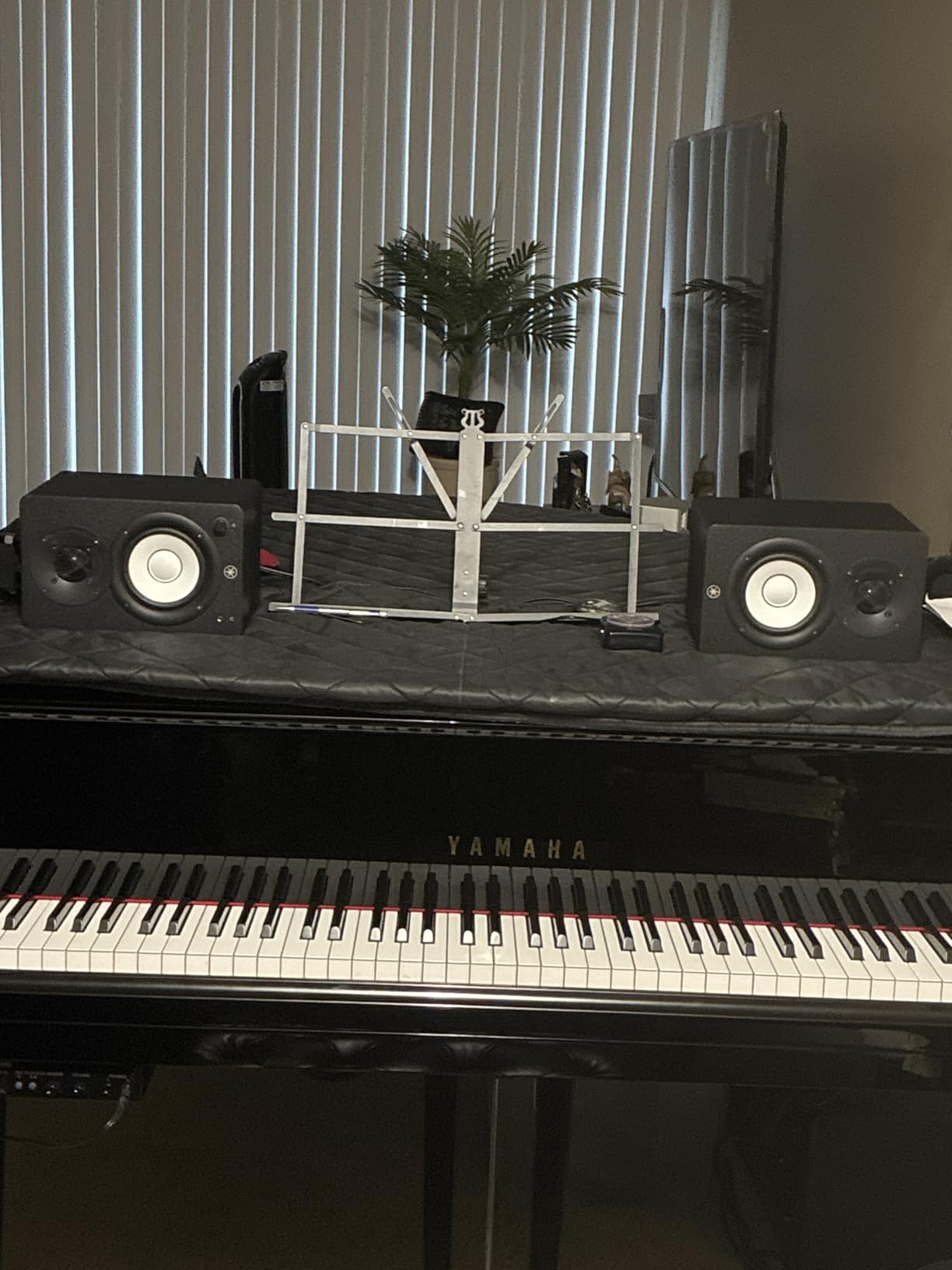Yamaha HS4 Powered Studio Monitor in White, Pair (HS4 W) customer photo 1