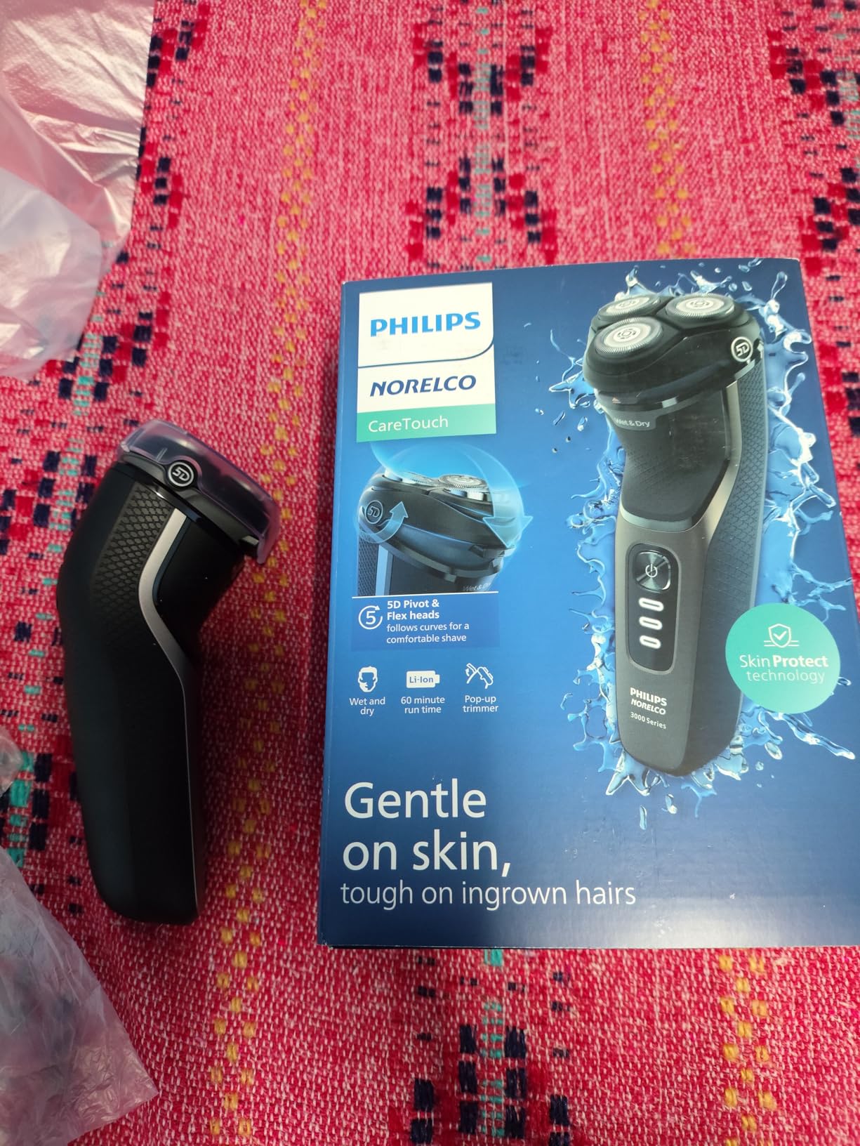 Philips Norelco Shaver 3000 Series, Wet and Dry Electric Shaver, P-Cap, Travel Pouch, Ash Gold, Model S3242/90 customer photo 2