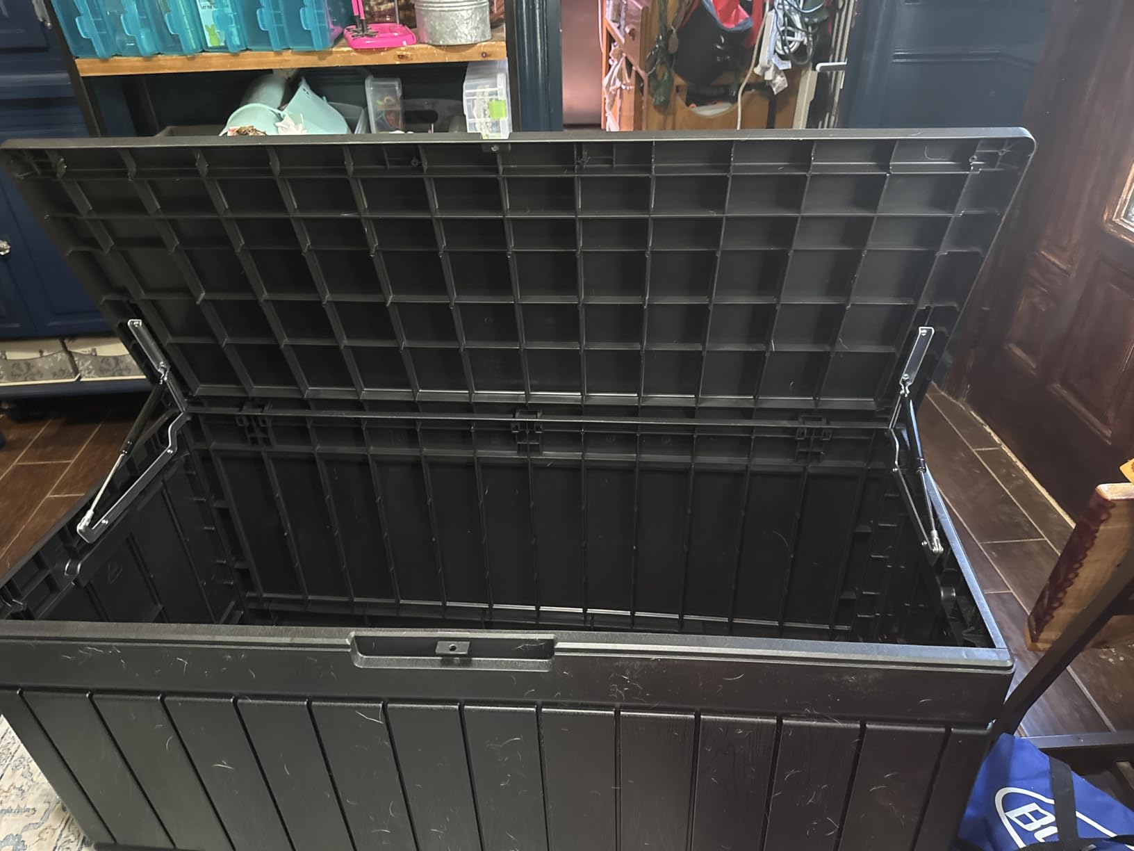 Greesum 82 Gallon Resin Deck Box All Weather Large Outdoor Storage for Patio Furniture, Toys, Garden Tools, Lockable, Black customer photo 2