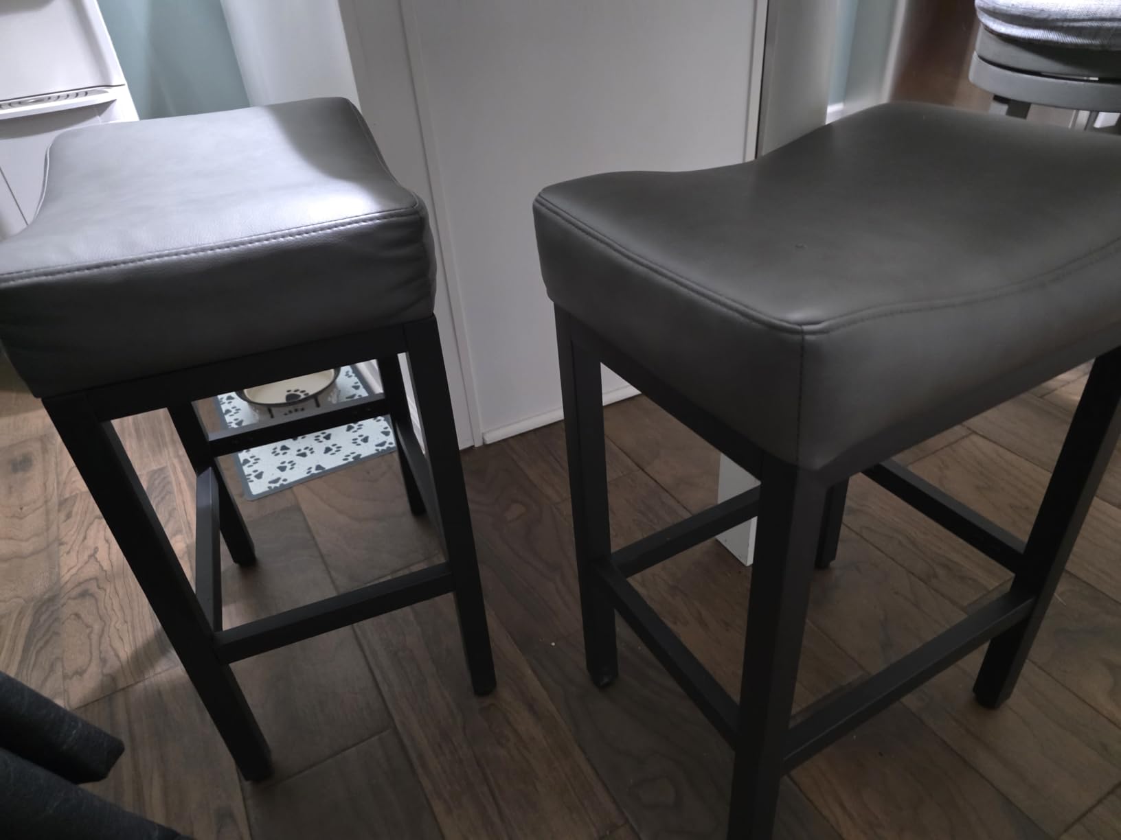 Raynesys Counter Height Bar Stools Set of 2, 24 Inch Barstools for Kitchen Island Counter, Bonded Leather Kitchen Stools with Thick Saddle Seats & Heavy Duty Metal Base, Easy Assembly, All Black customer photo 1
